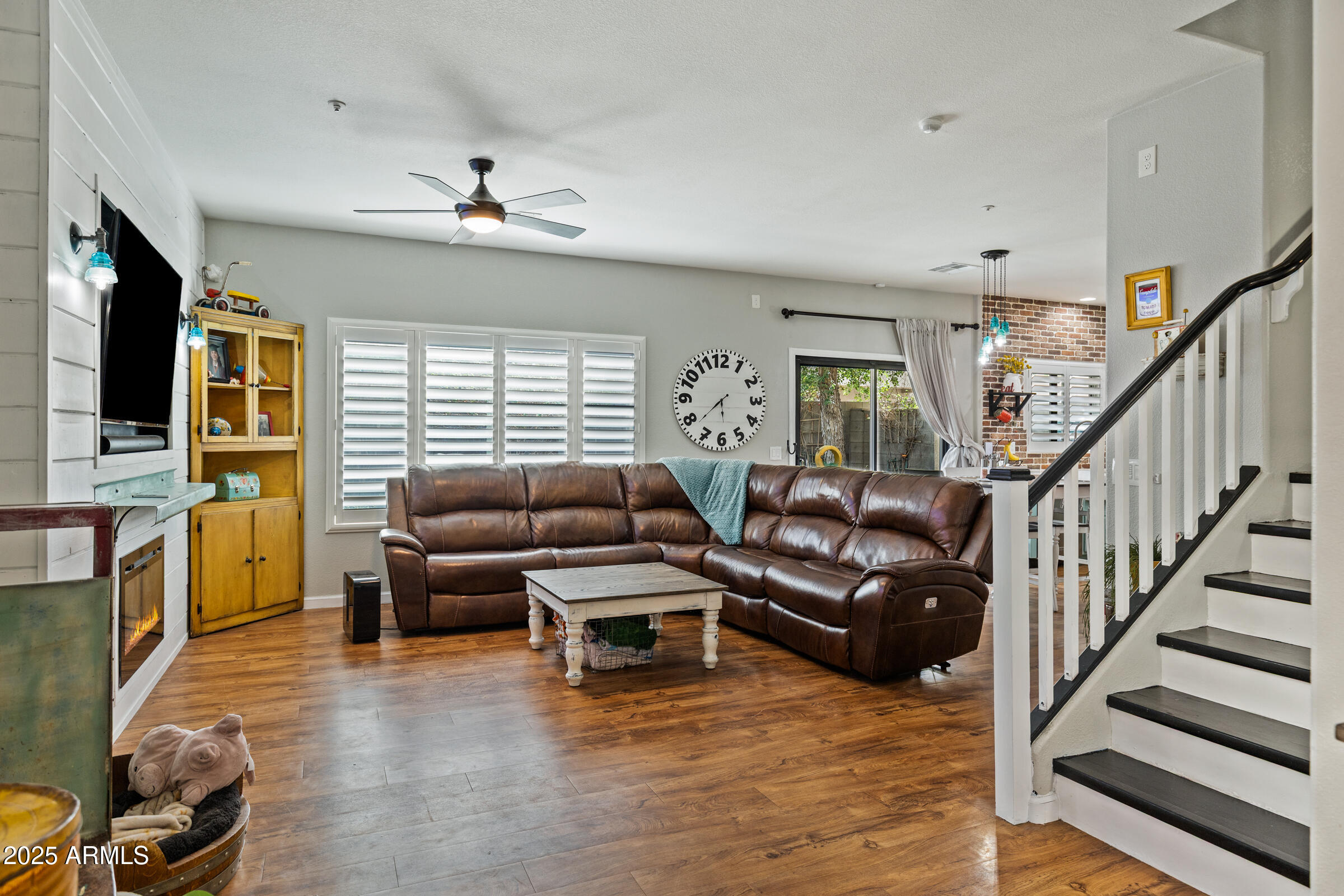 1523 E ELGIN Street