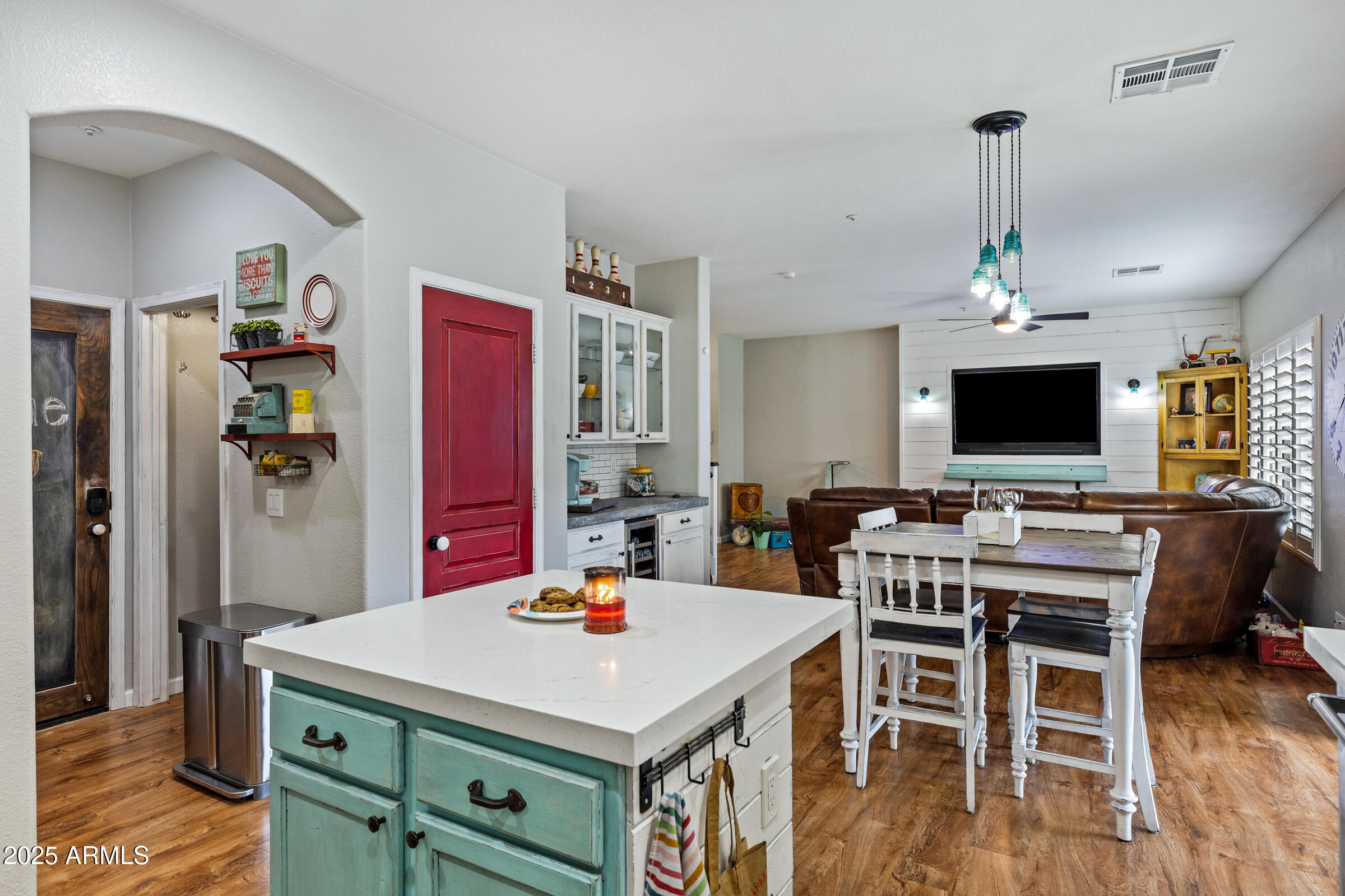 1523 E ELGIN Street