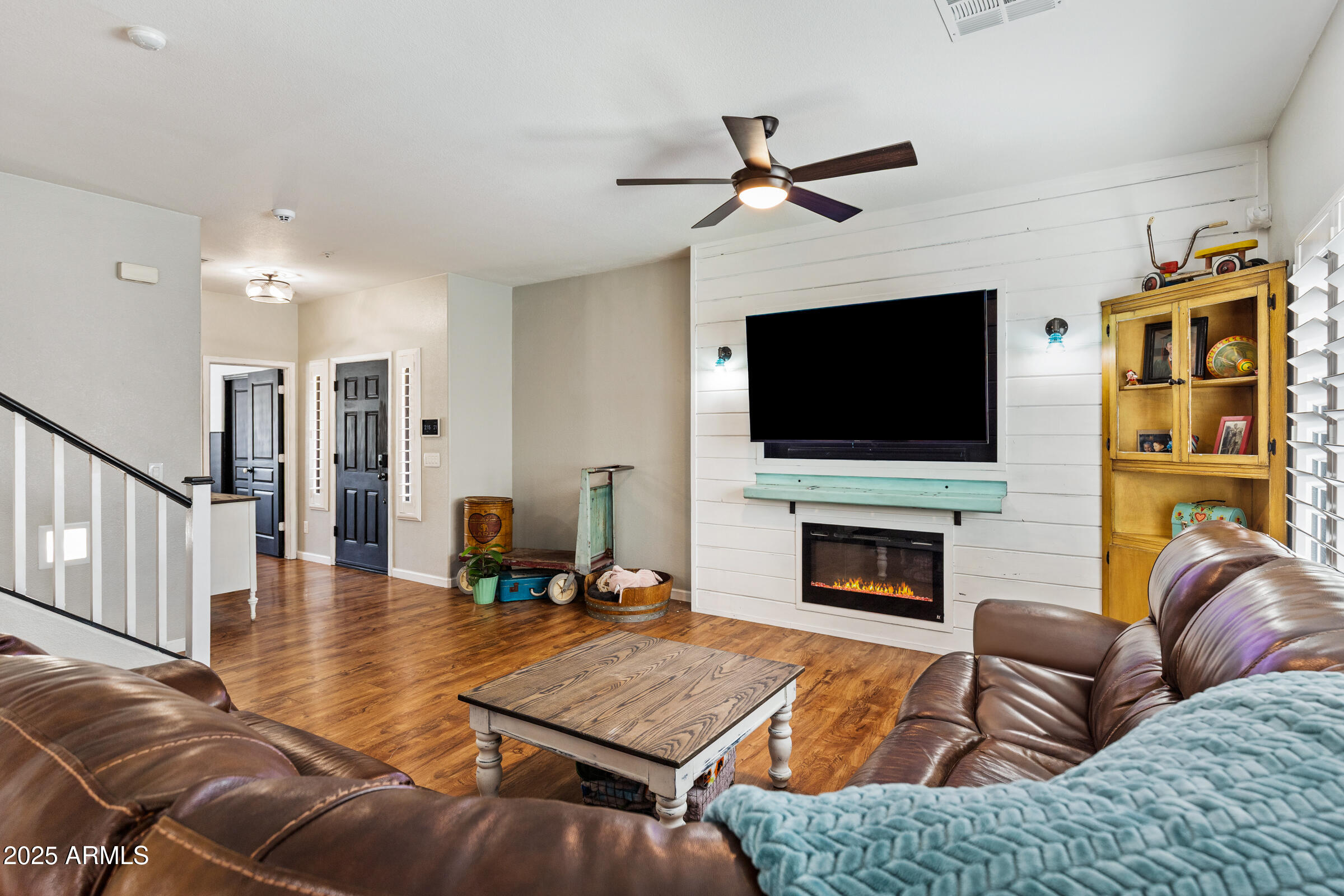 1523 E ELGIN Street