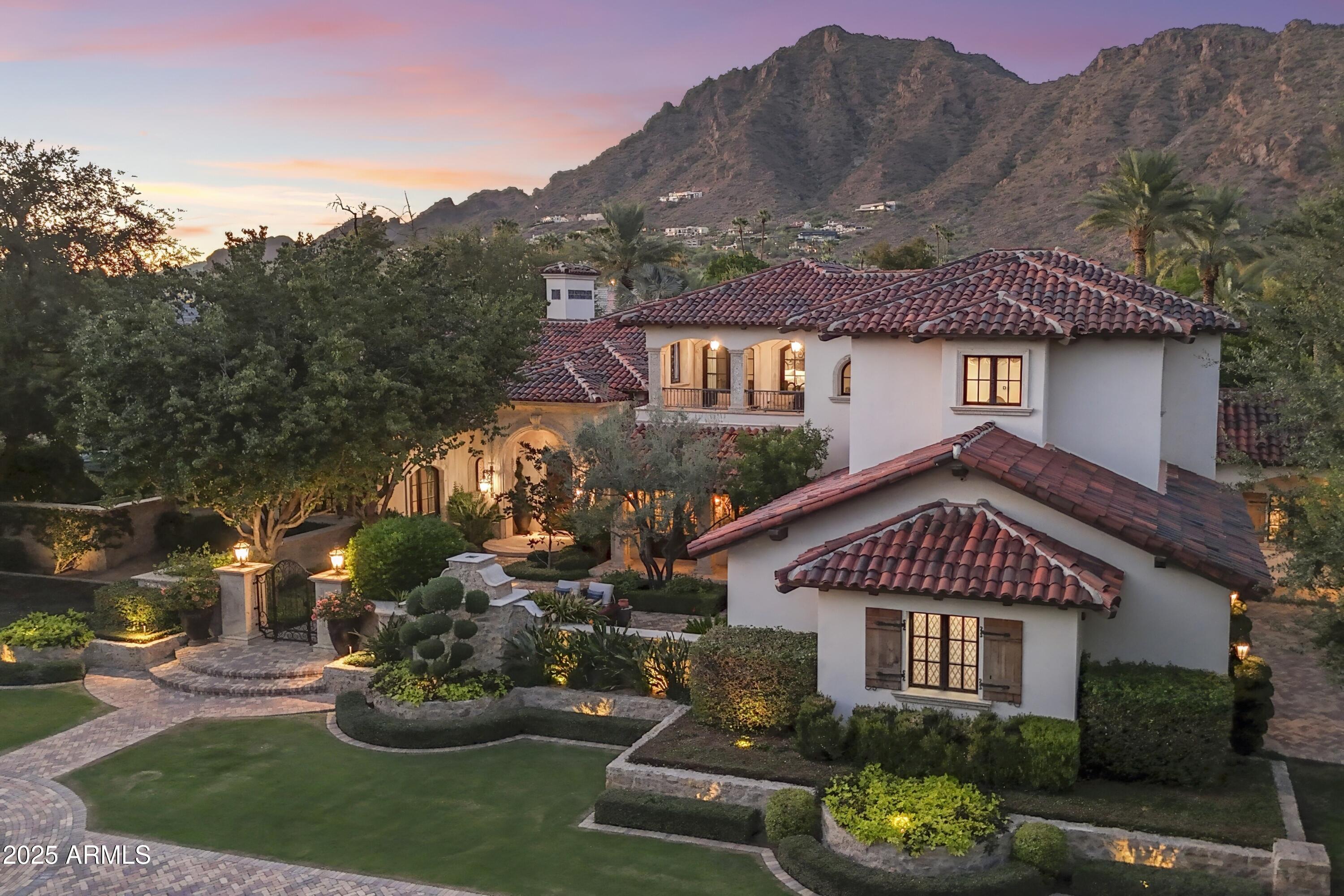 5902 E ARCADIA Lane