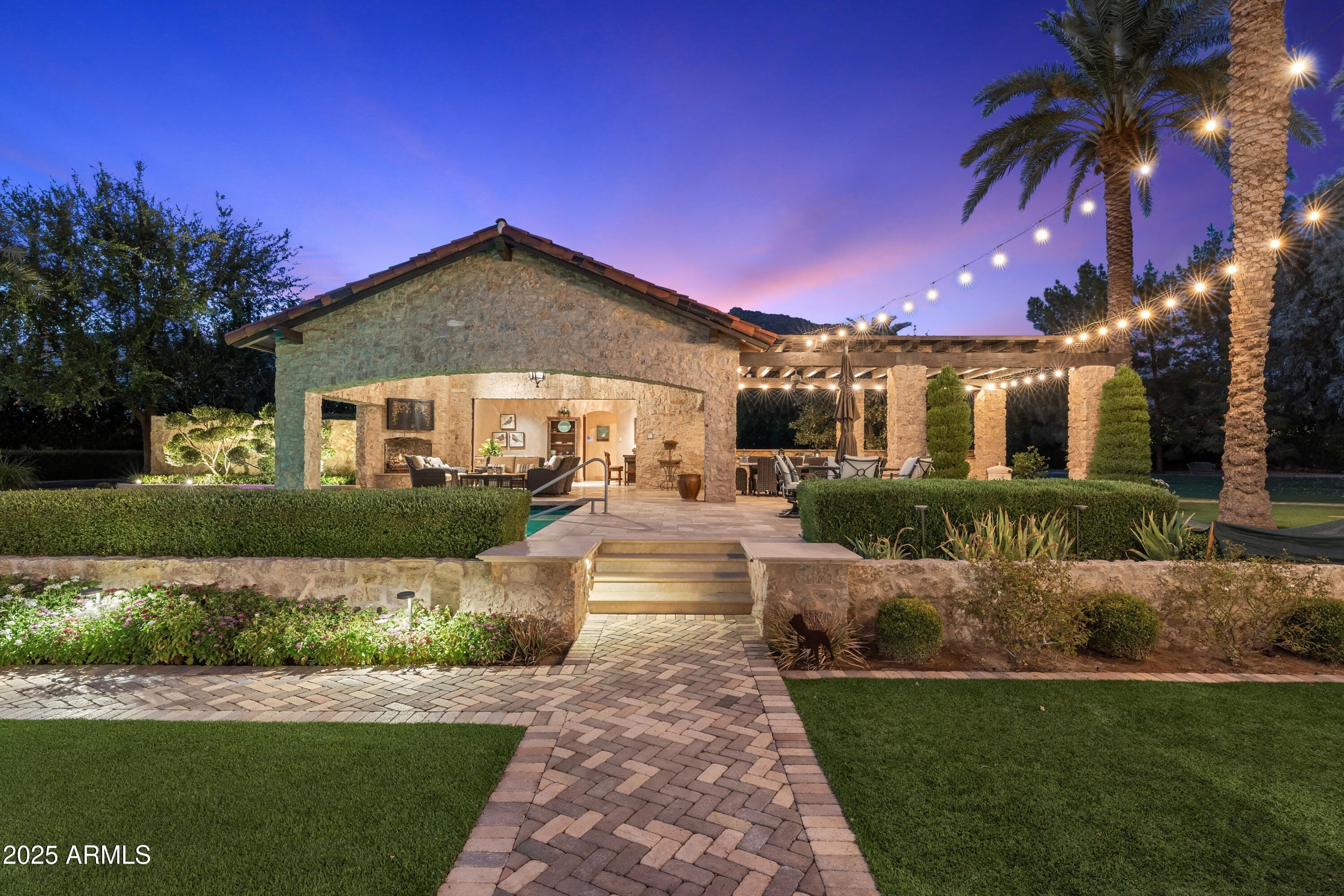 5902 E ARCADIA Lane