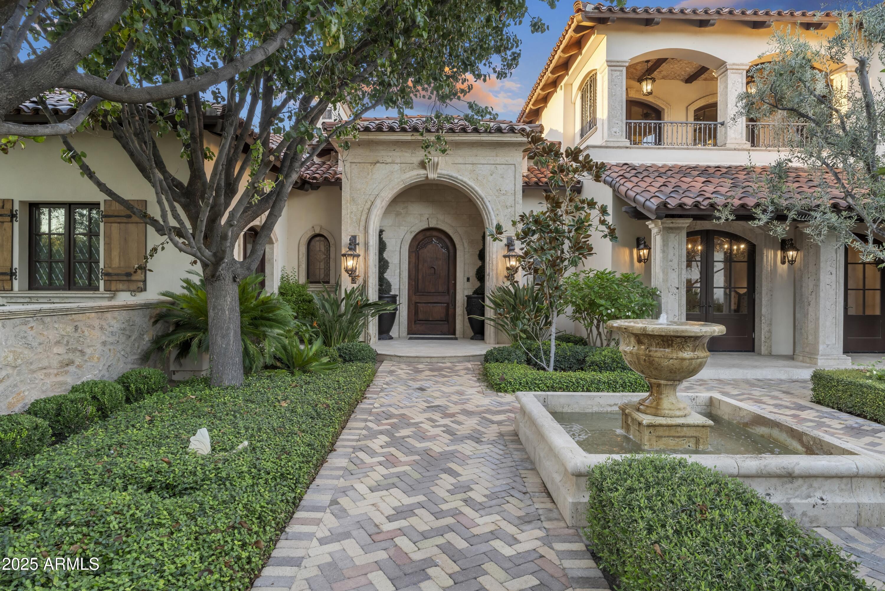 5902 E ARCADIA Lane