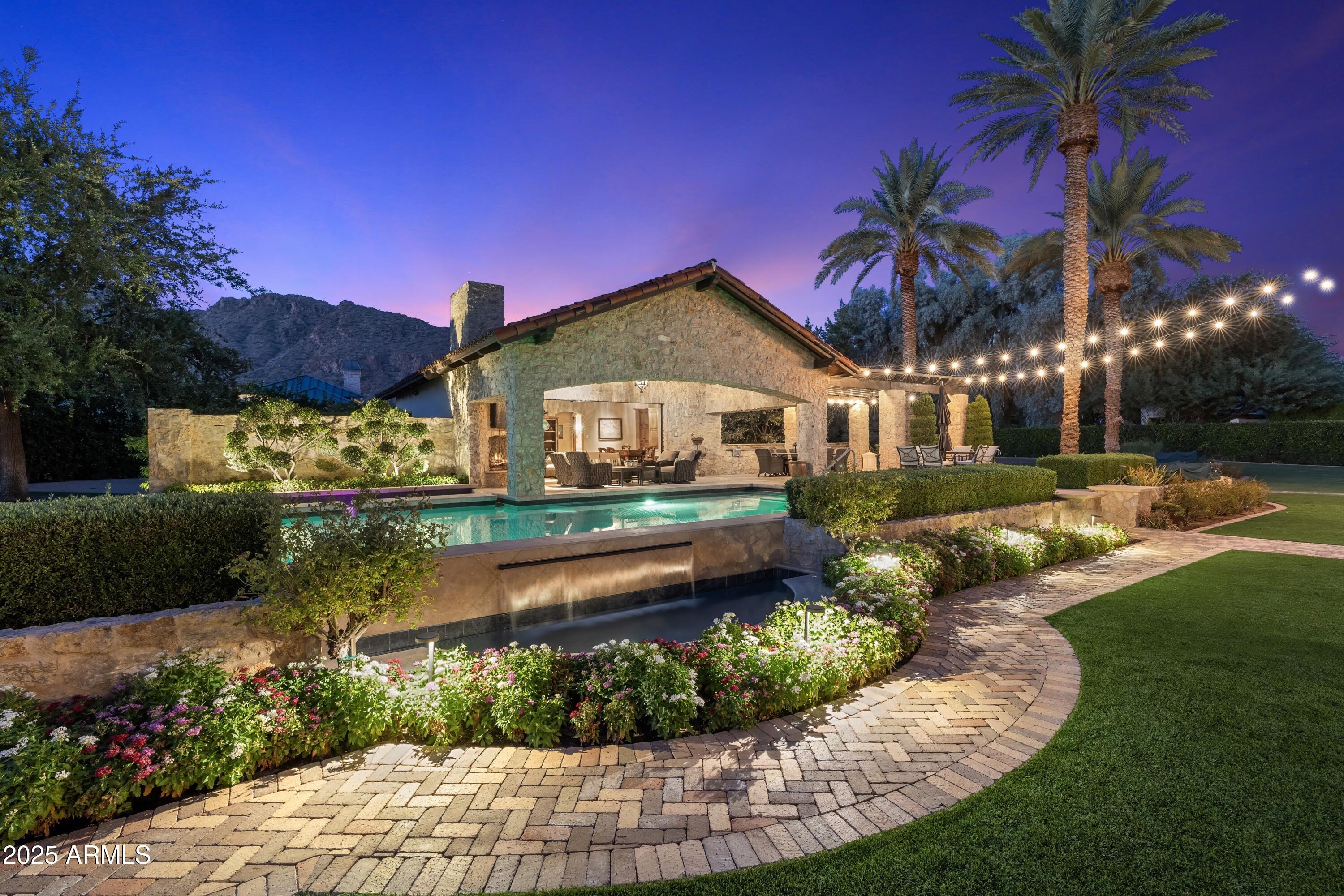 5902 E ARCADIA Lane