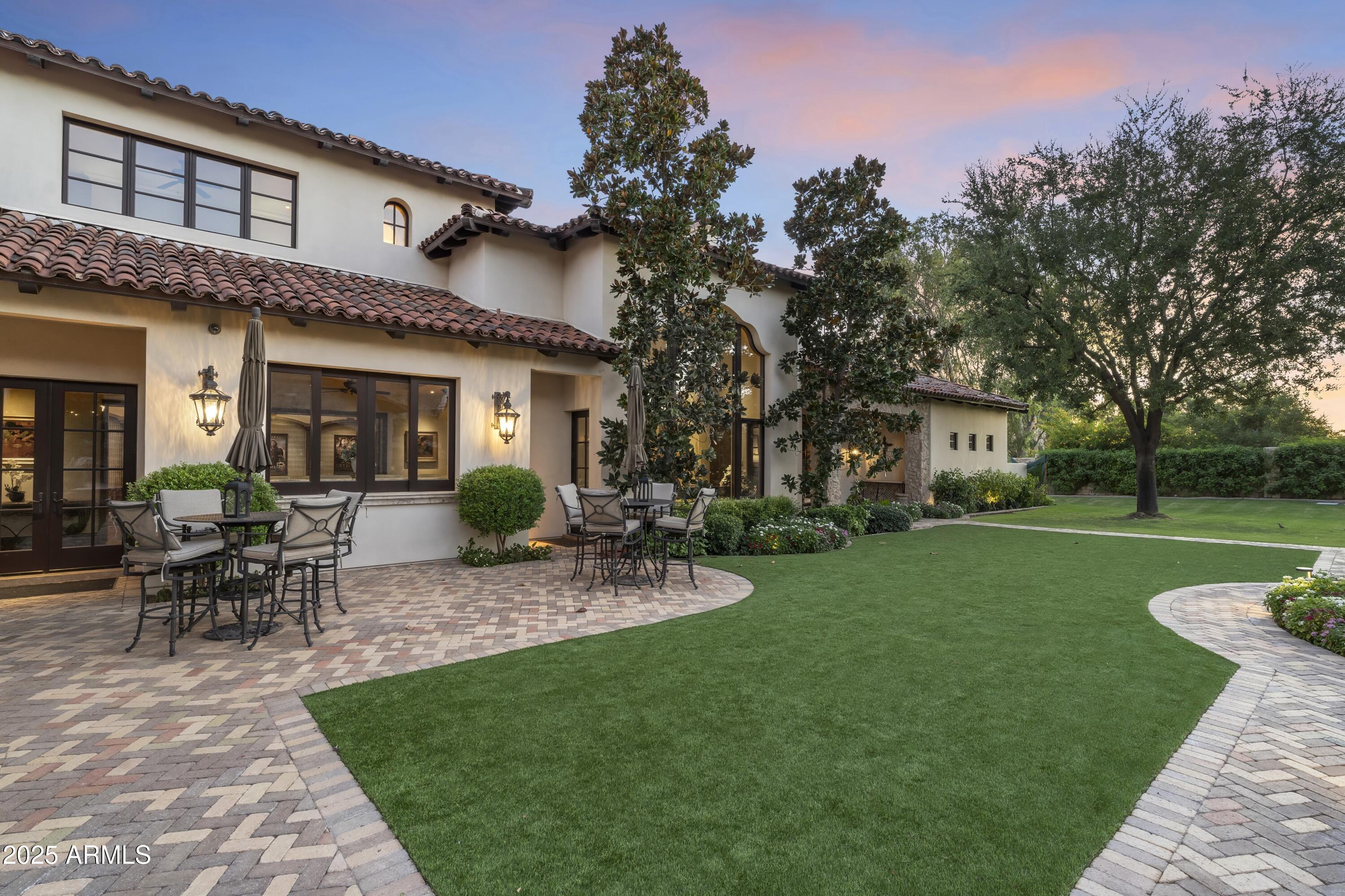 5902 E ARCADIA Lane