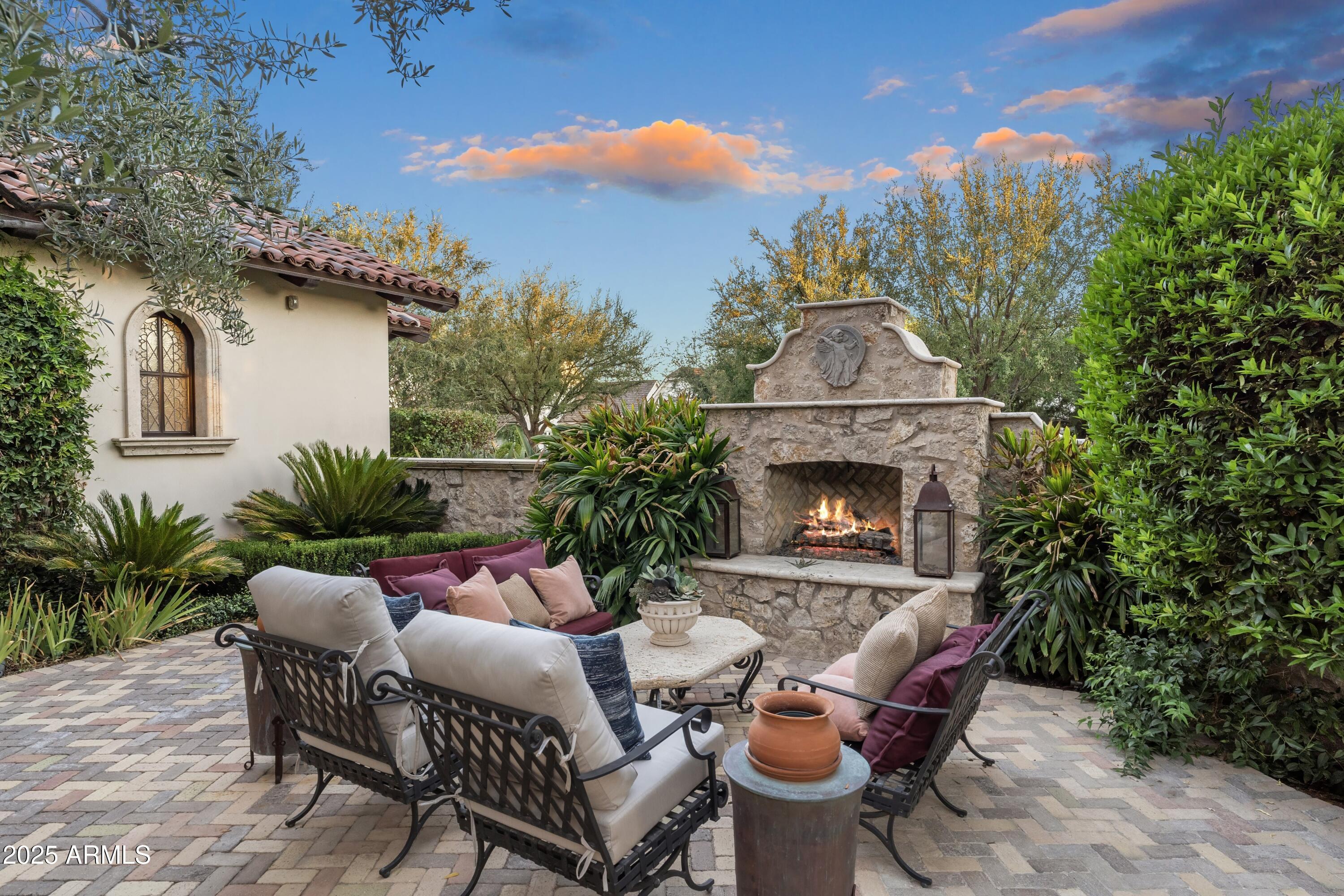 5902 E ARCADIA Lane