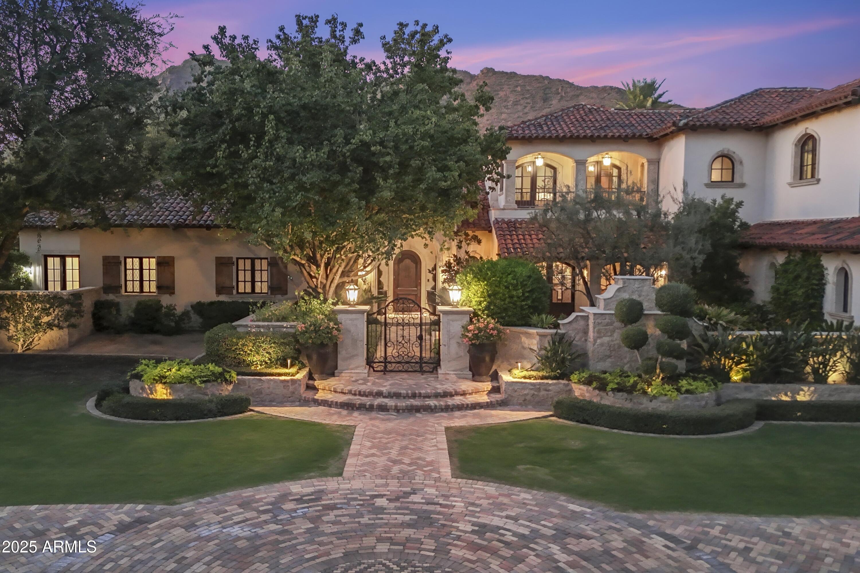 5902 E ARCADIA Lane