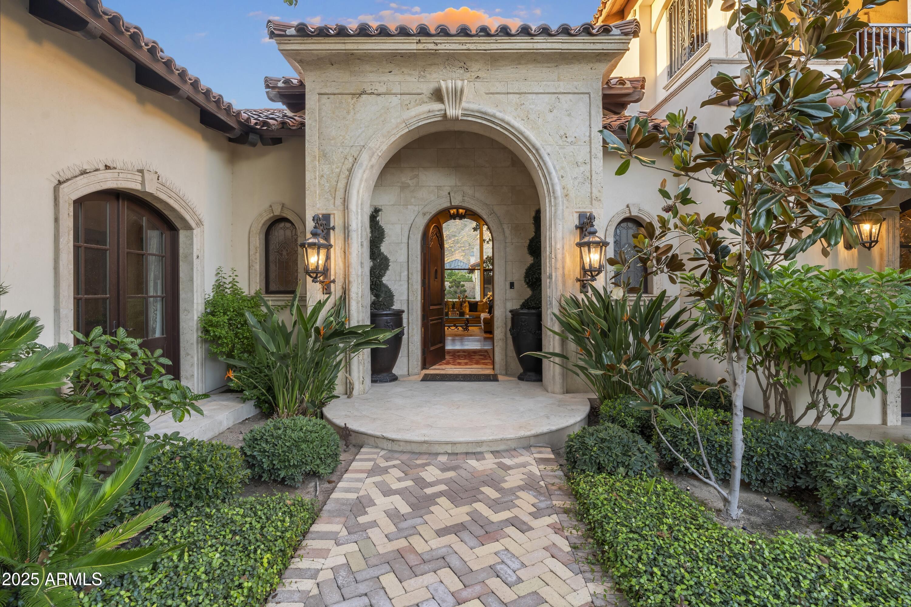 5902 E ARCADIA Lane