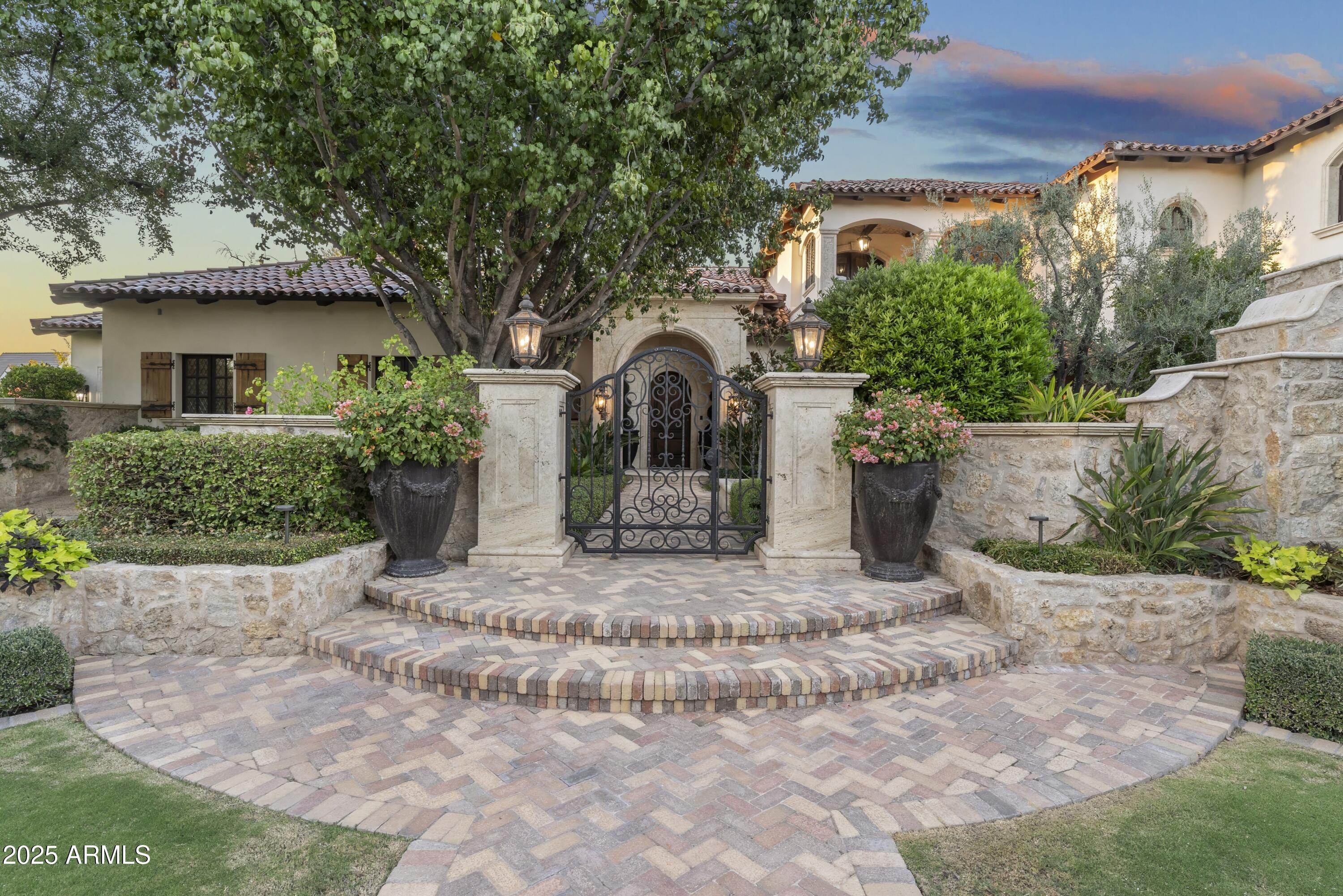 5902 E ARCADIA Lane
