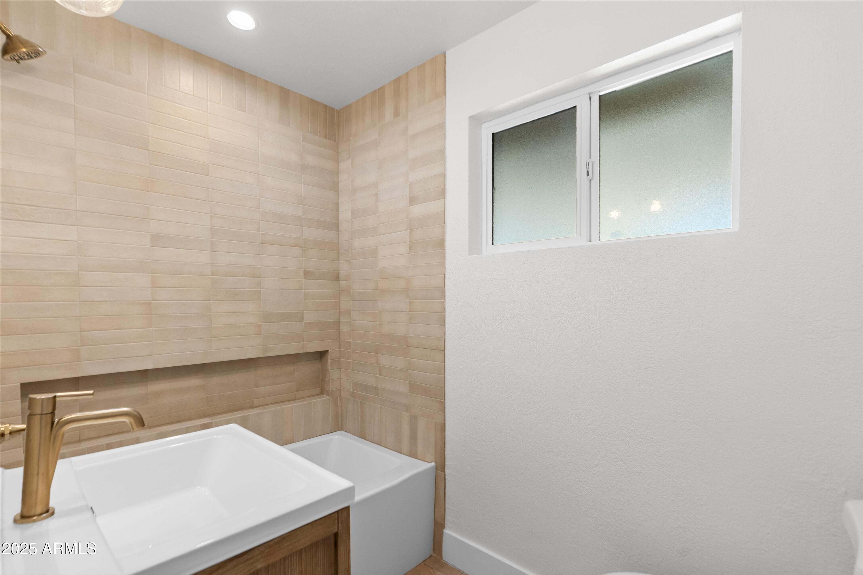 543 W 17TH Street