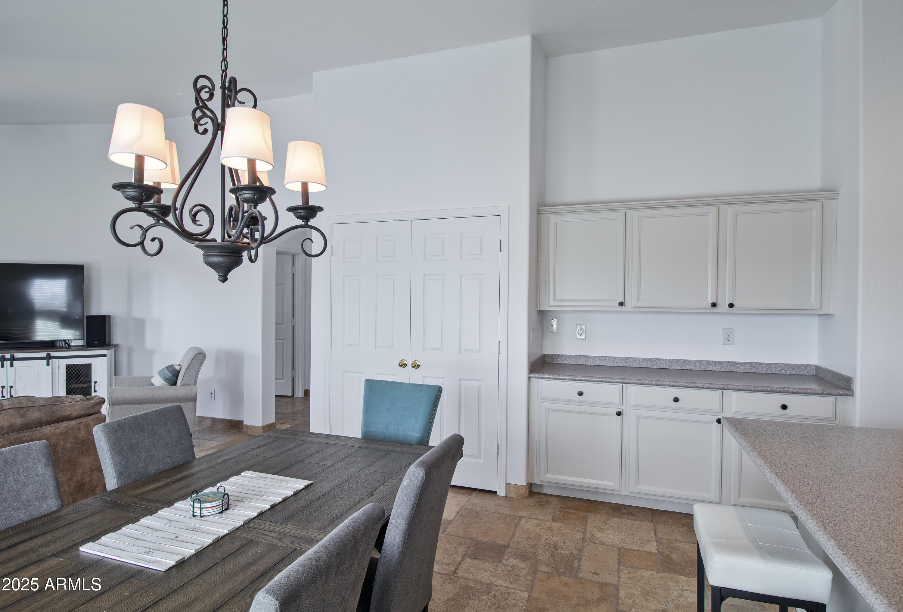 321 W DEXTER Way