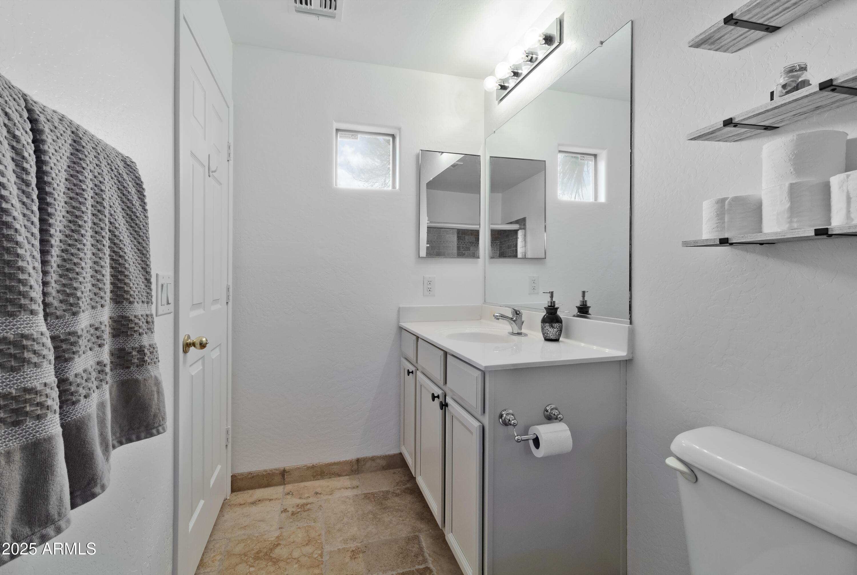 321 W DEXTER Way