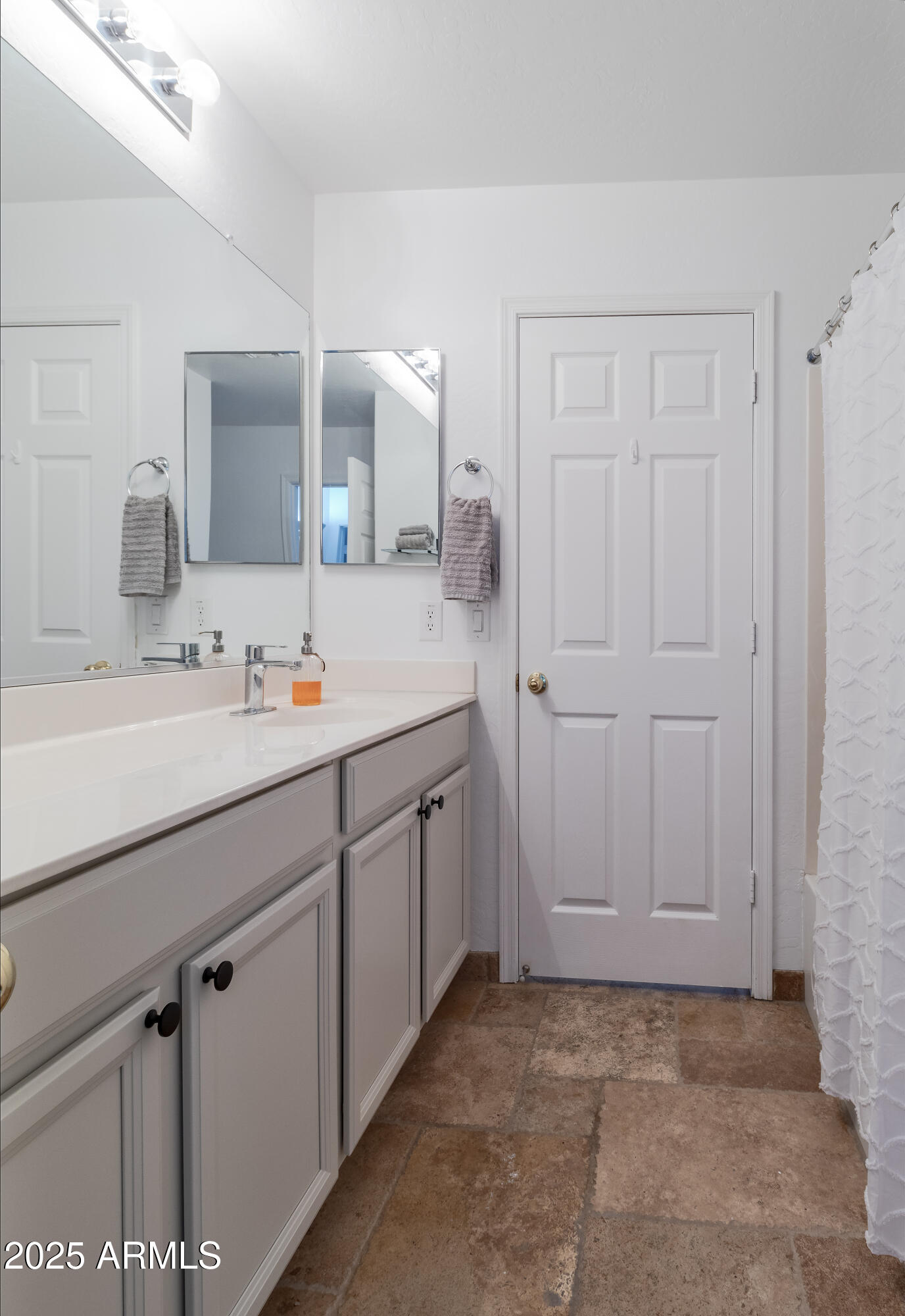 321 W DEXTER Way