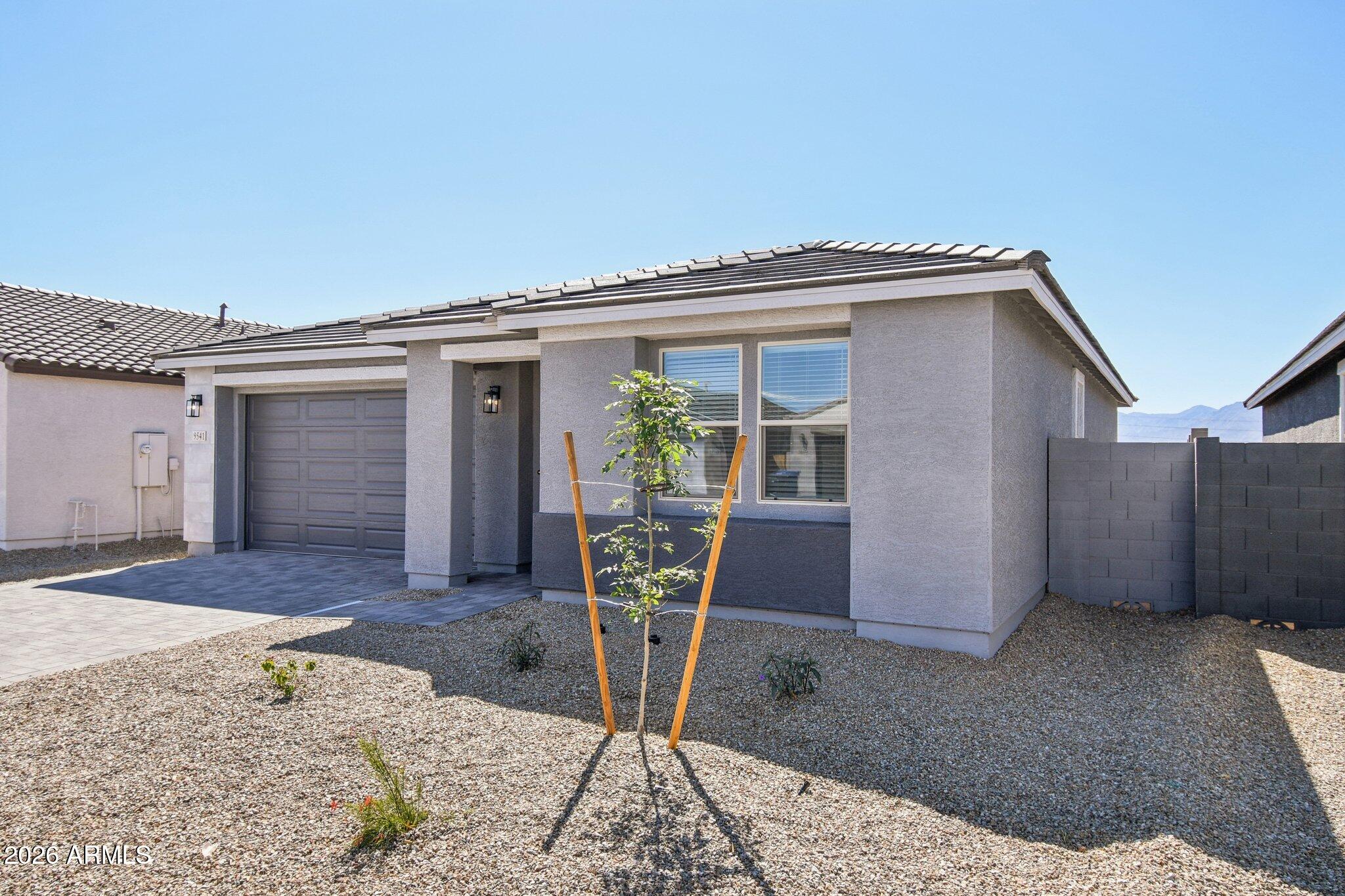 9541 W TAMARISK Avenue