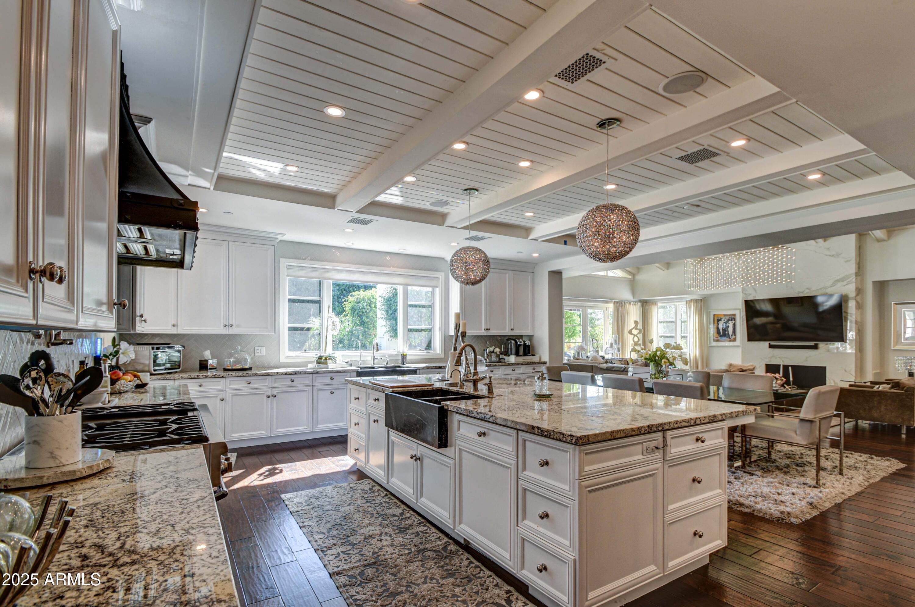 5819 E CALLE DEL MEDIA