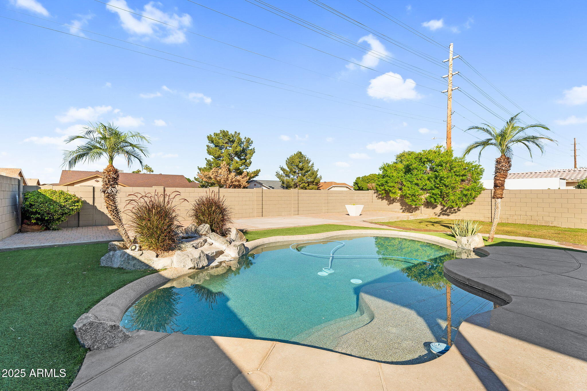 8406 W DAHLIA Drive