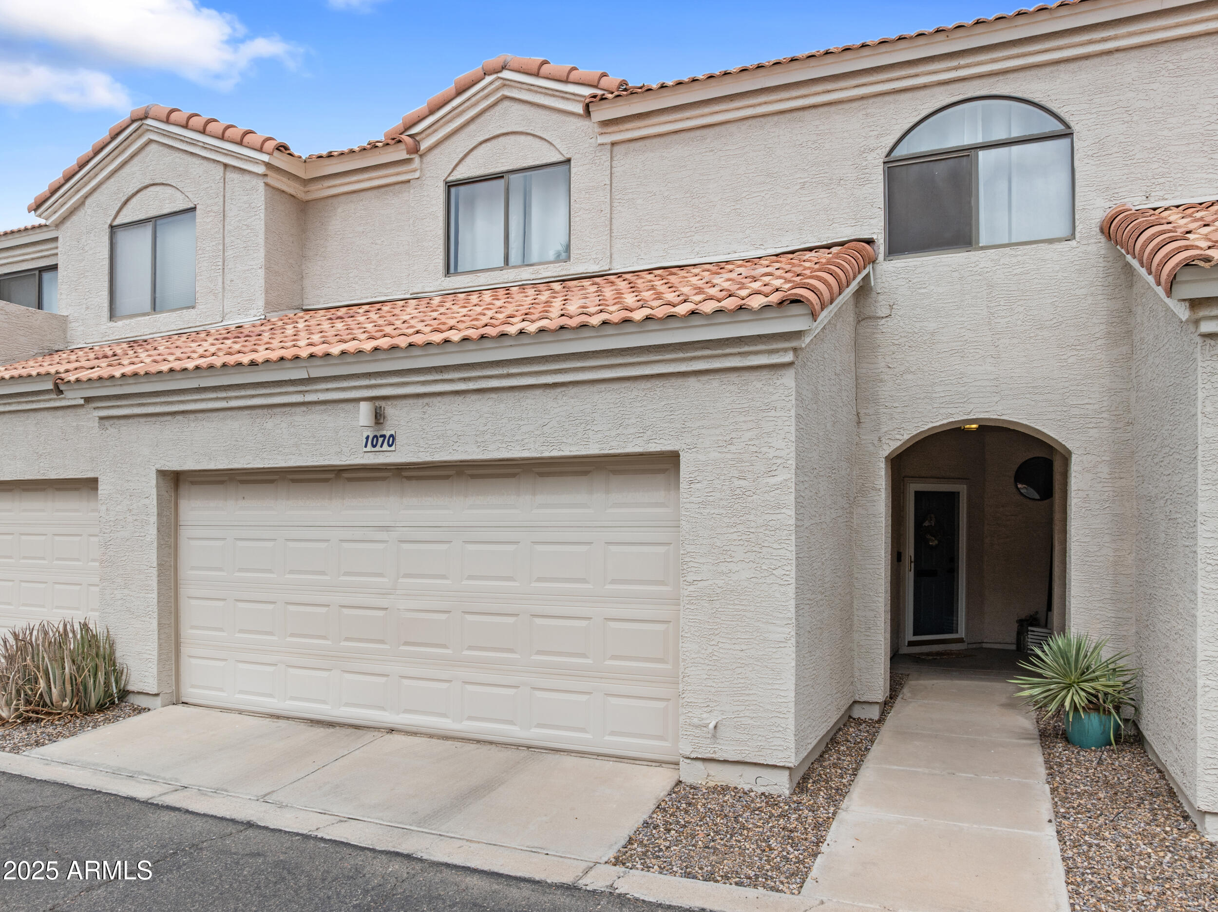 1070 E SUNBURST Lane