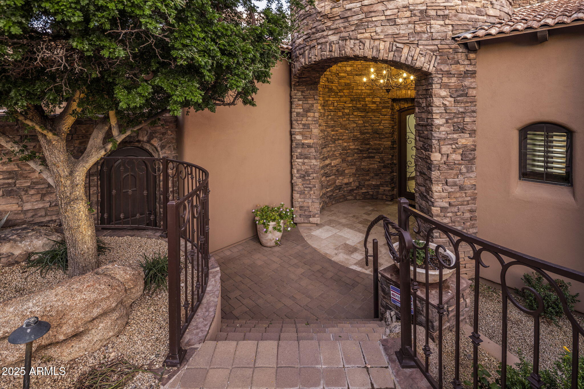 10537 N CRESTVIEW Drive
