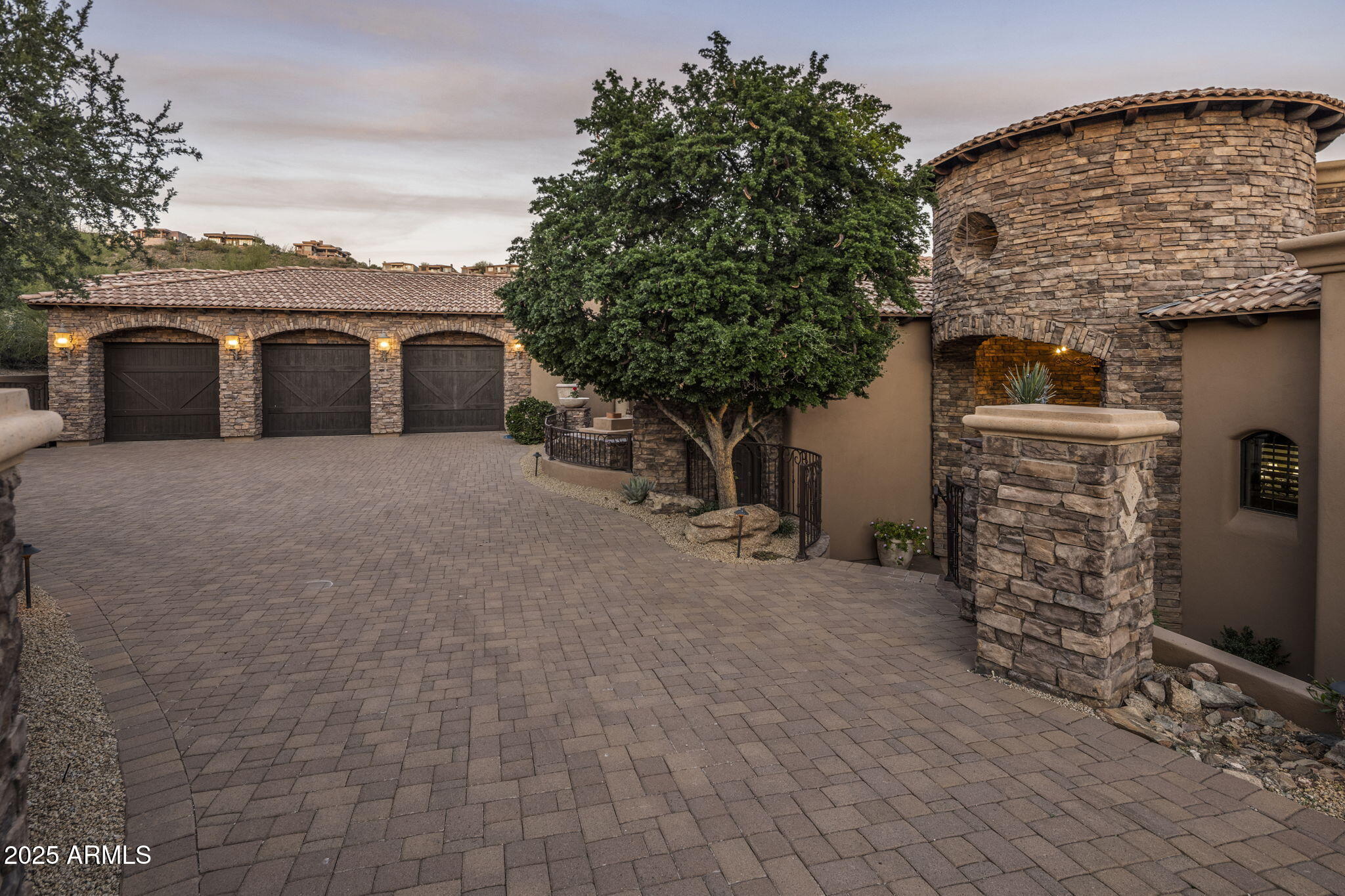10537 N CRESTVIEW Drive