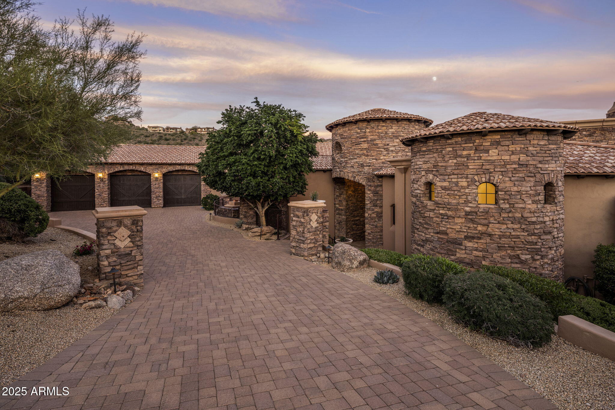10537 N CRESTVIEW Drive