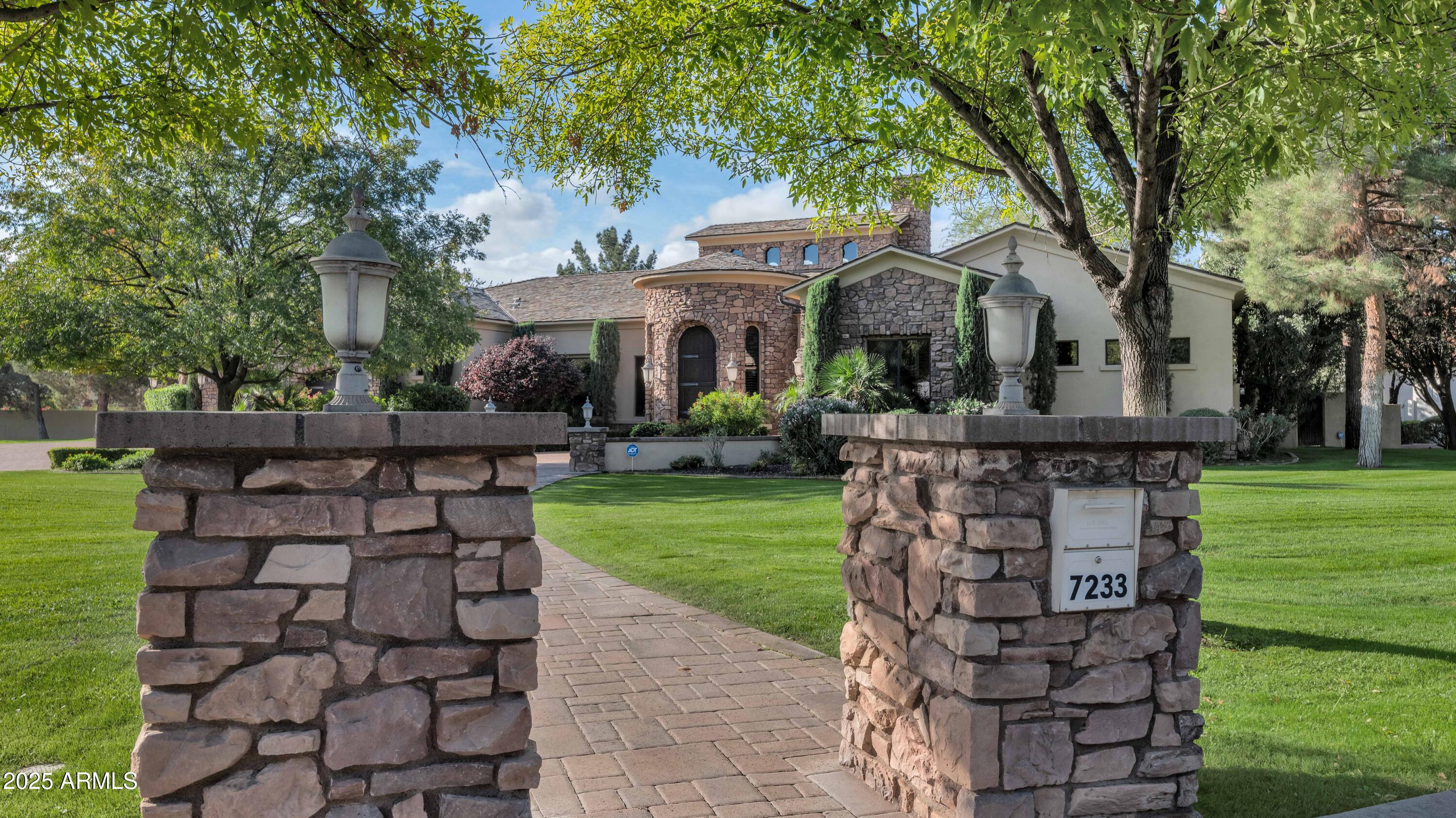 7233 E ROYAL PALM Road