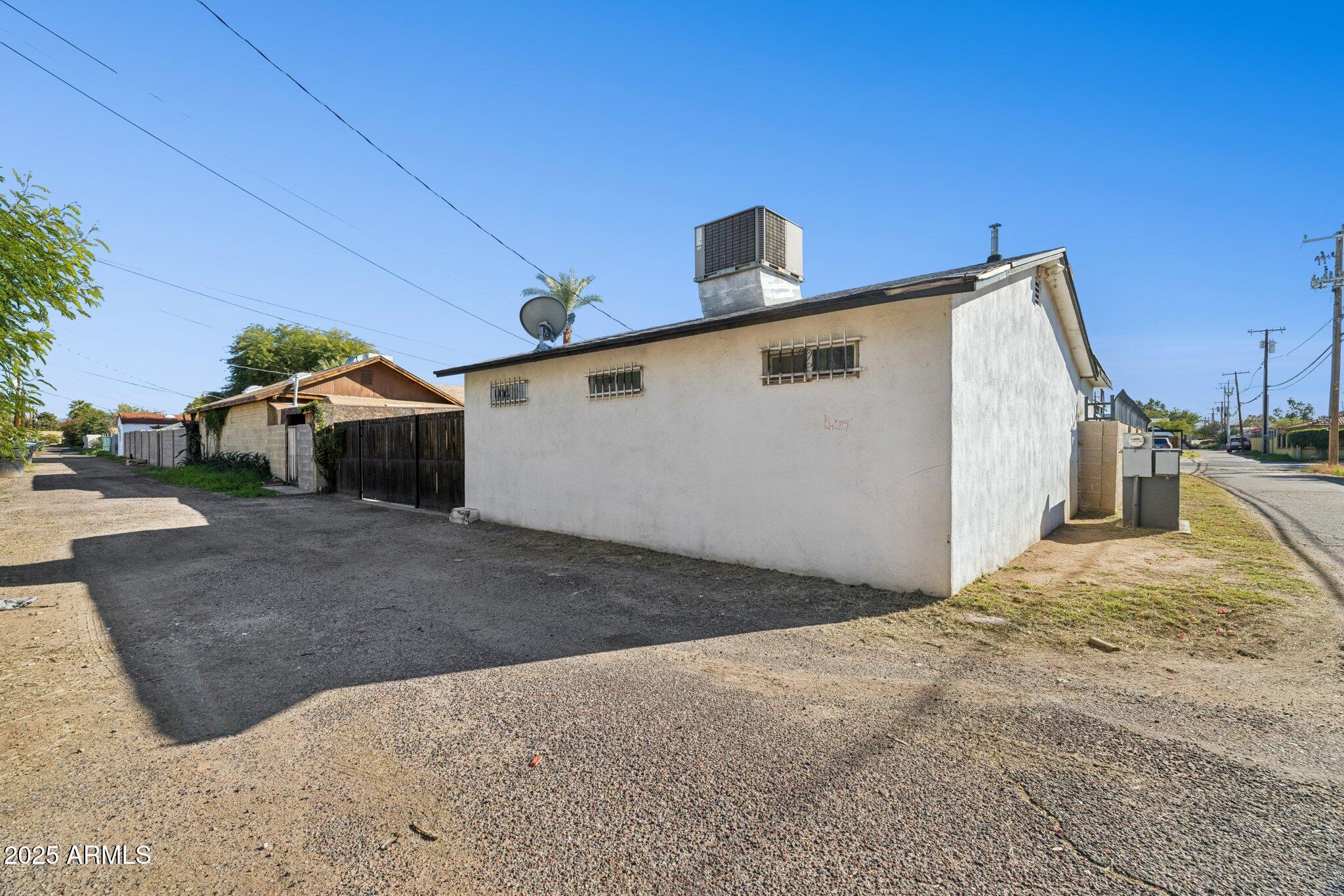 1614 E ROMA Avenue