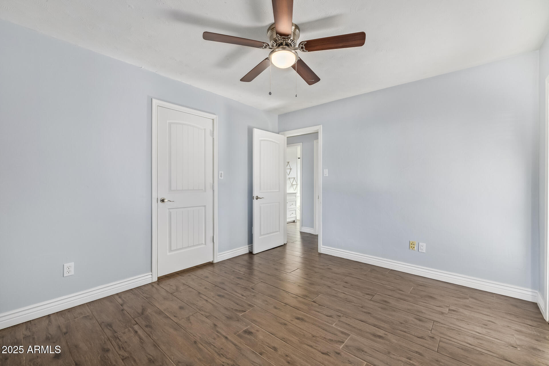 2439 E MINNEZONA Avenue