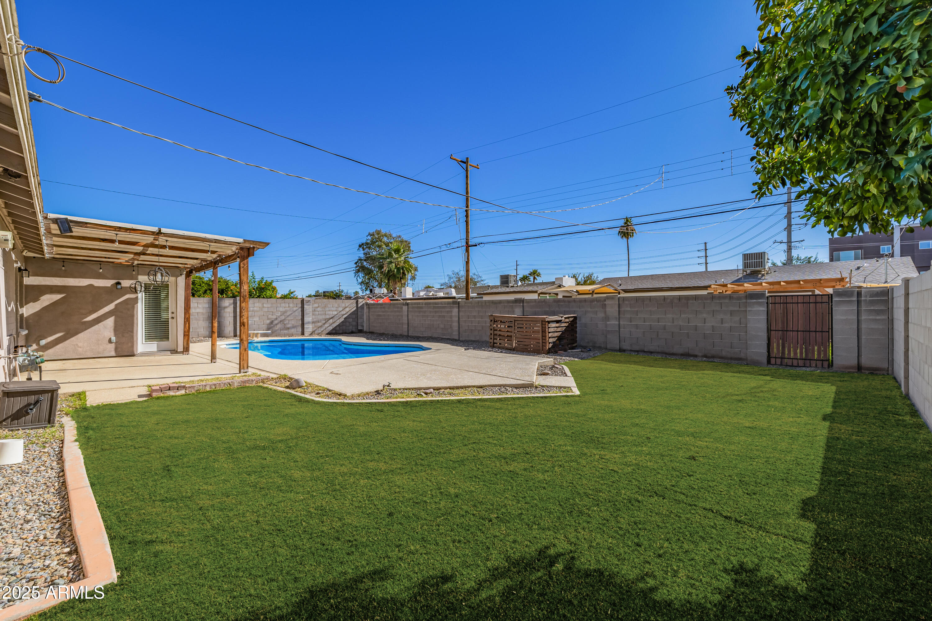 2439 E MINNEZONA Avenue