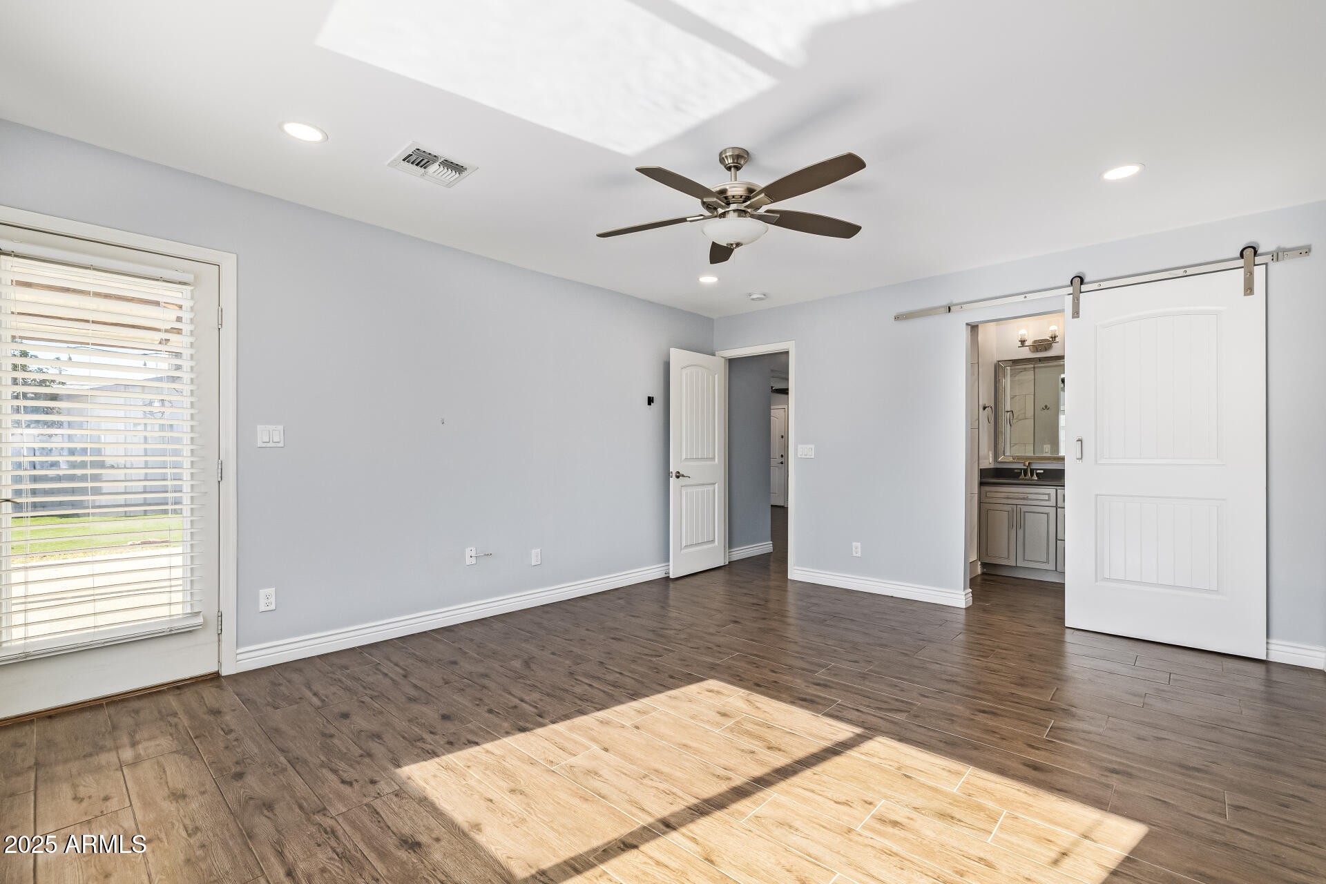 2439 E MINNEZONA Avenue