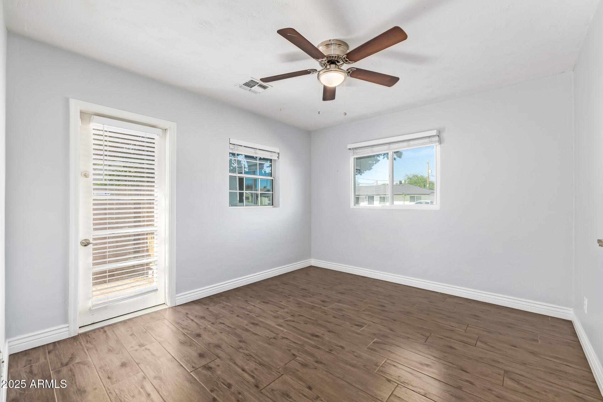 2439 E MINNEZONA Avenue