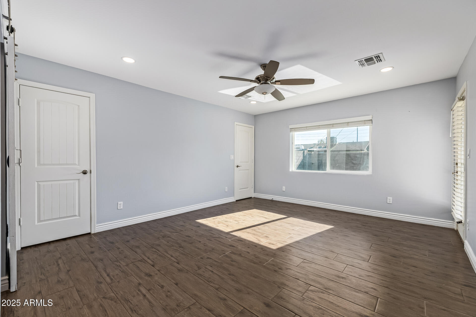 2439 E MINNEZONA Avenue