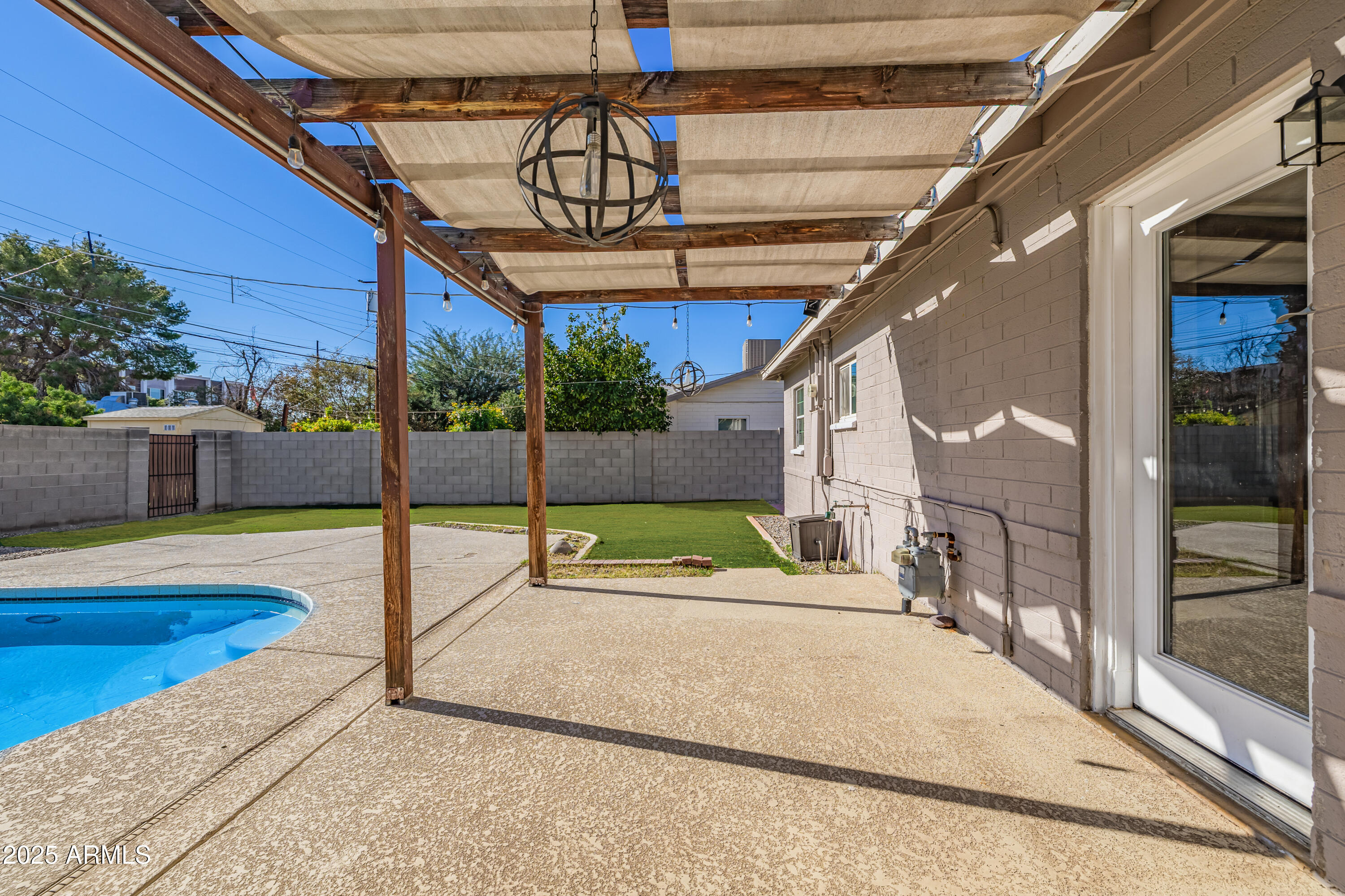 2439 E MINNEZONA Avenue