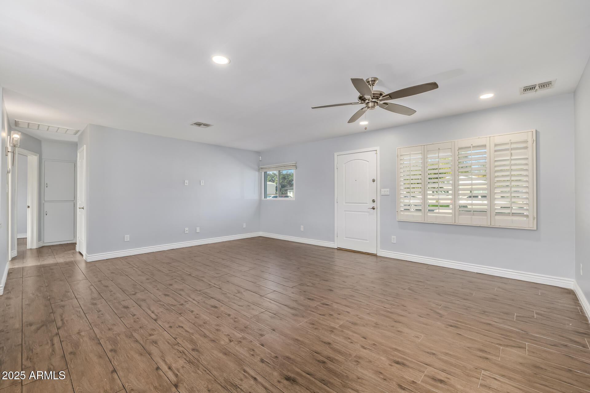2439 E MINNEZONA Avenue