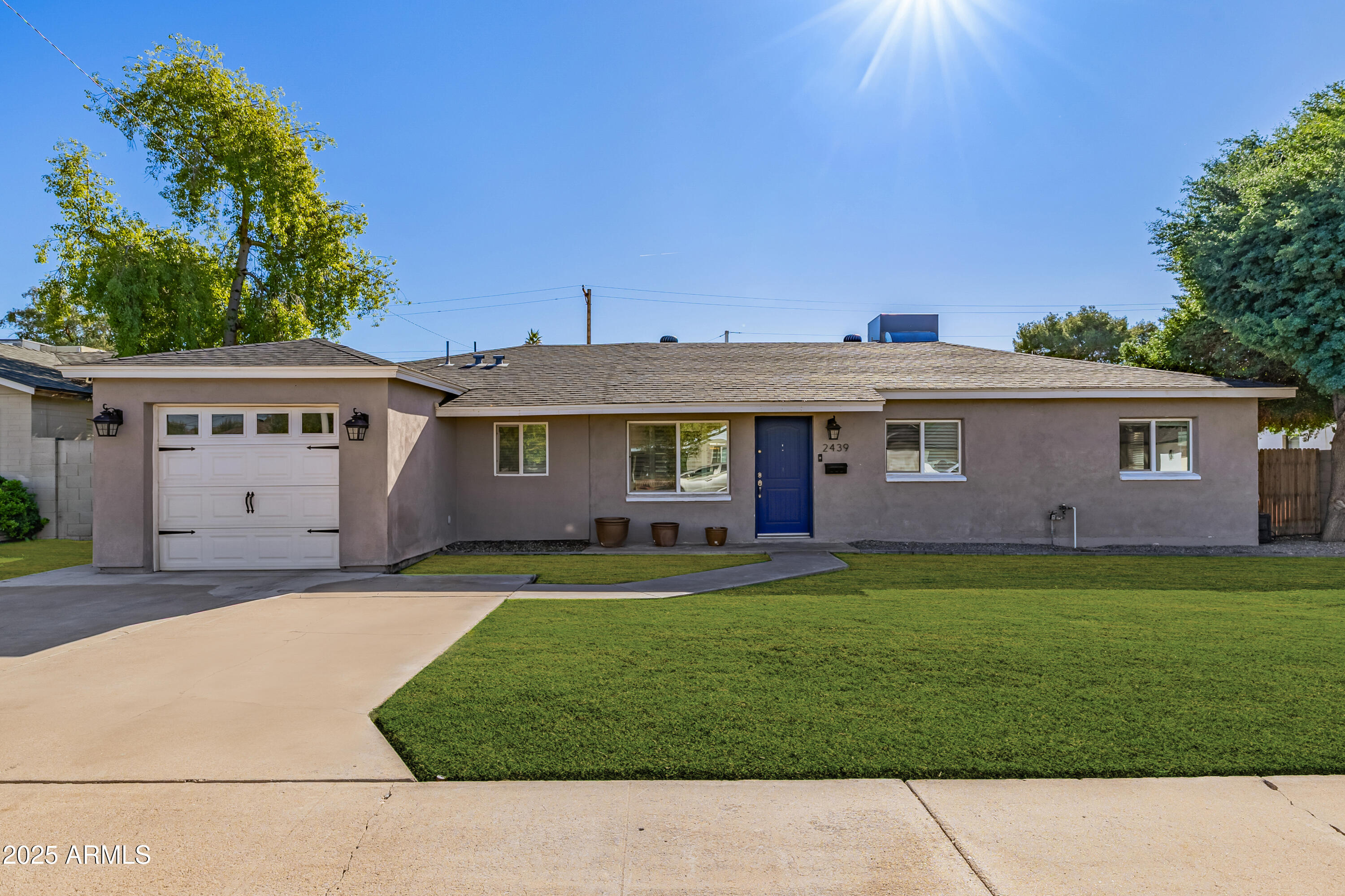 2439 E MINNEZONA Avenue