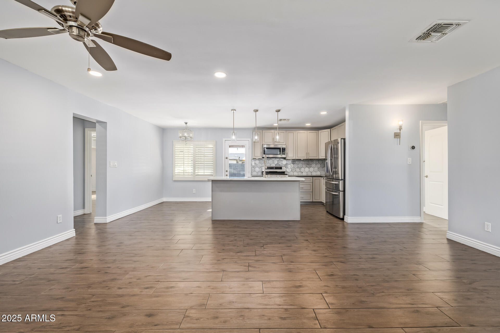 2439 E MINNEZONA Avenue