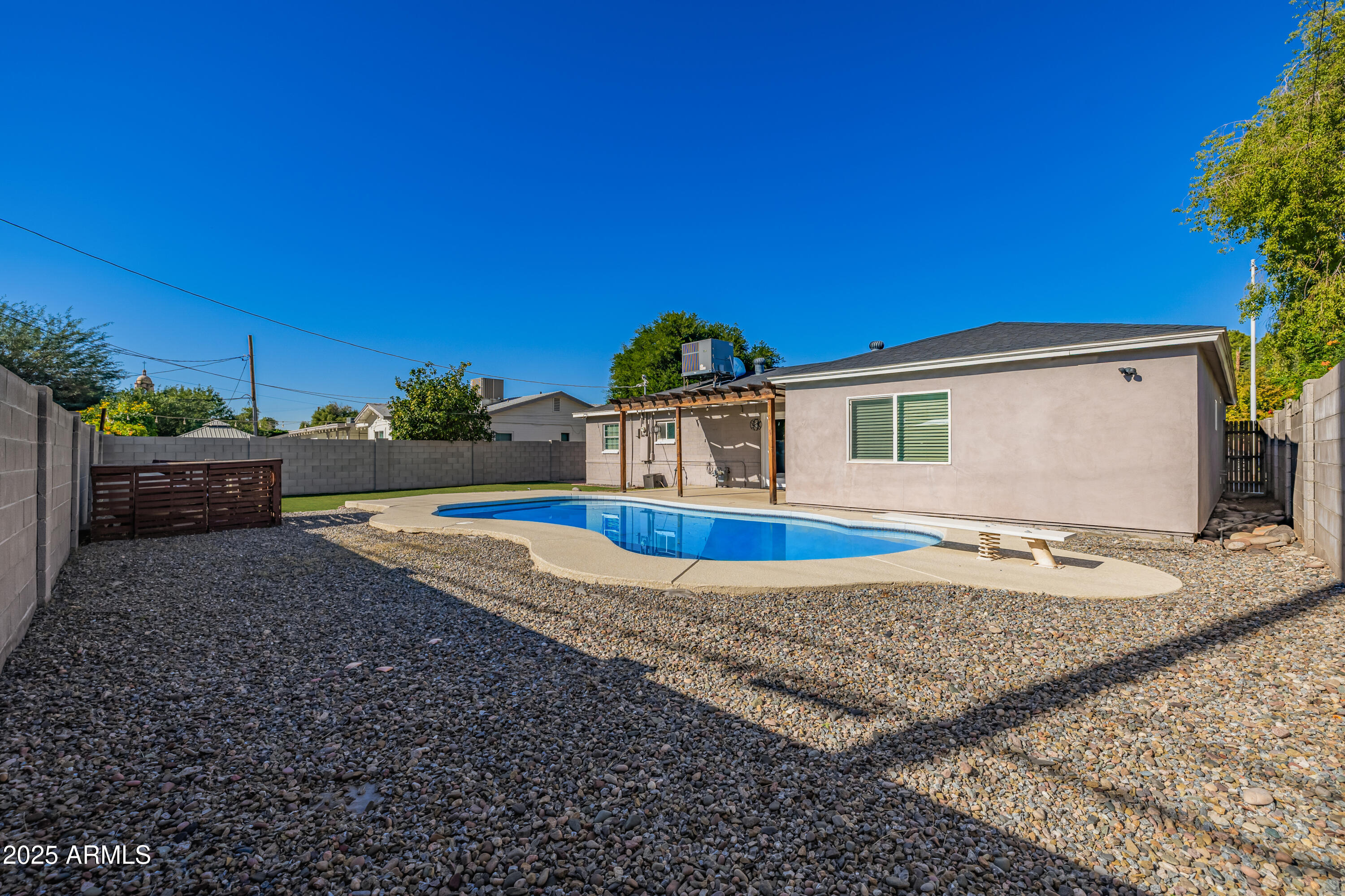 2439 E MINNEZONA Avenue