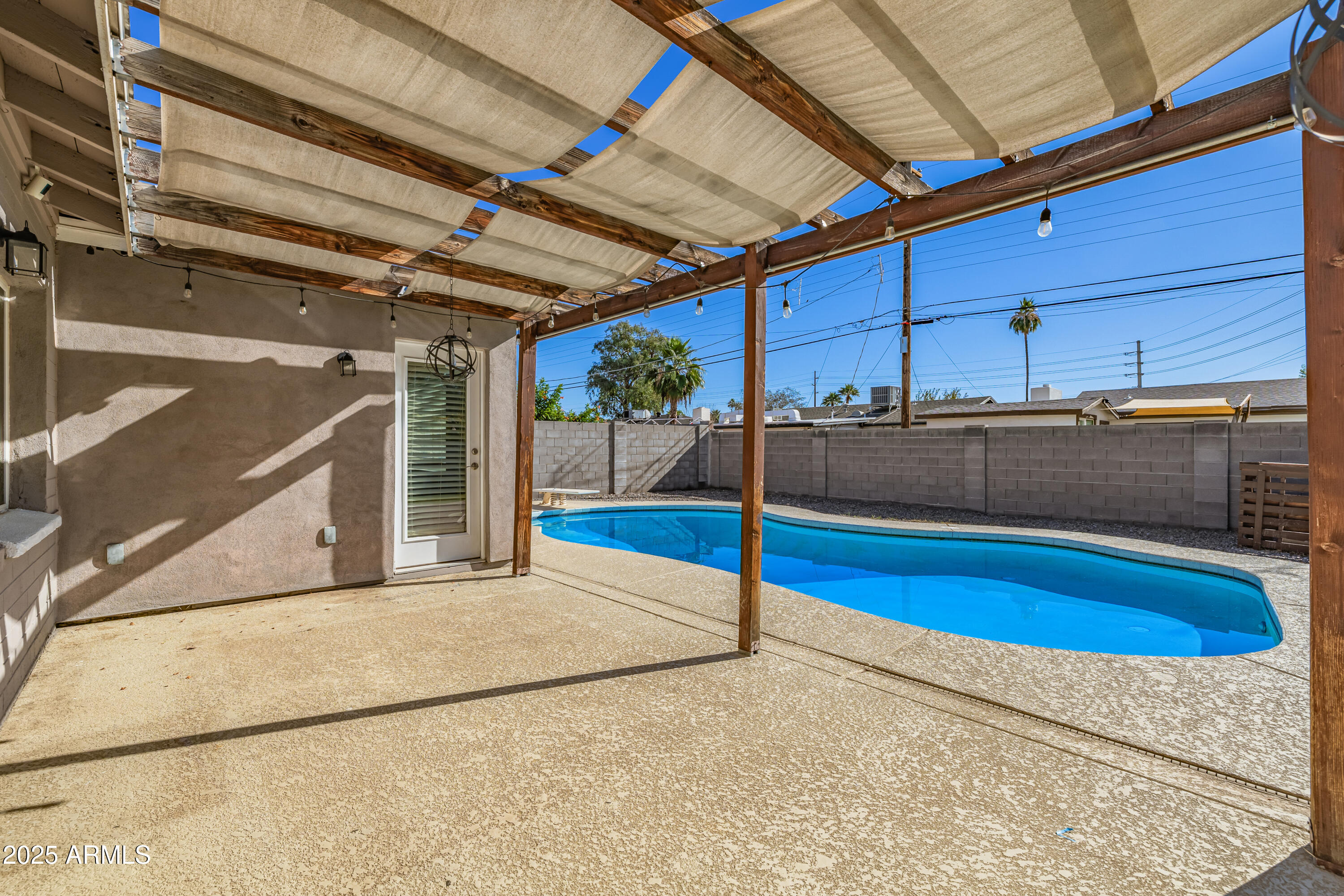 2439 E MINNEZONA Avenue