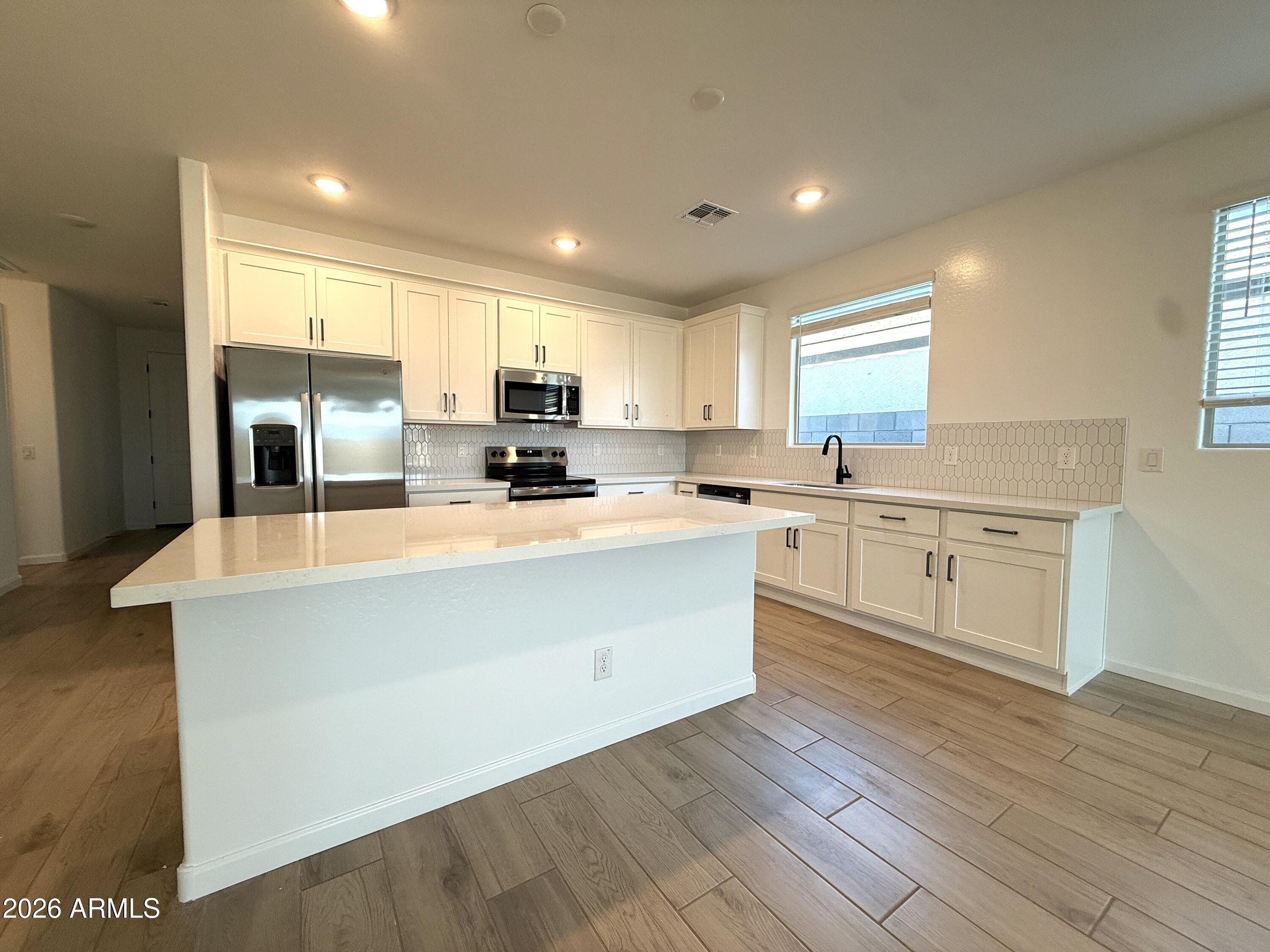 9537 W TAMARISK Avenue