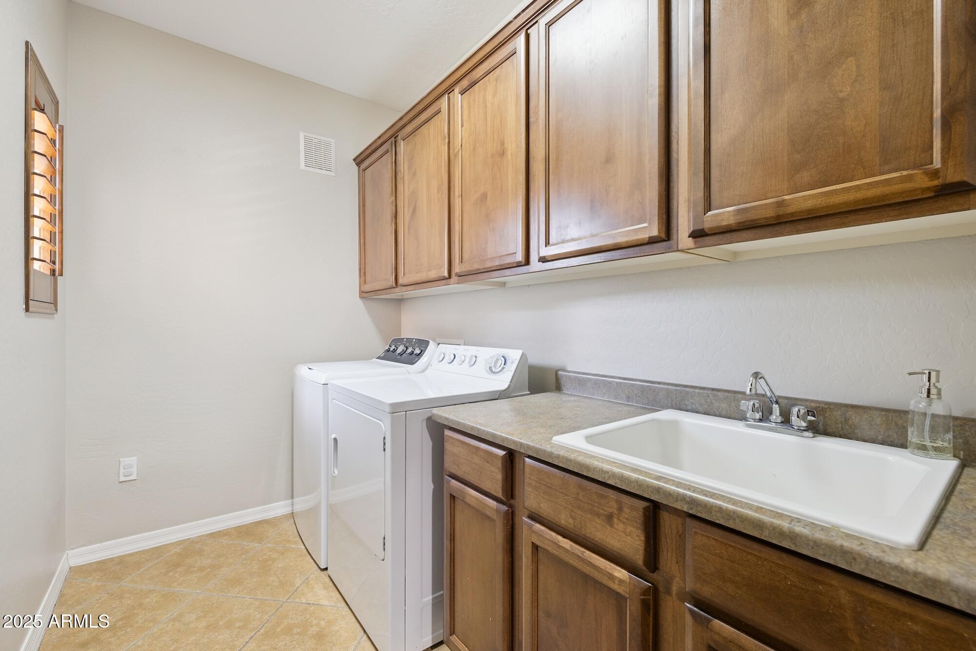 3935 E ROUGH RIDER Road 1024