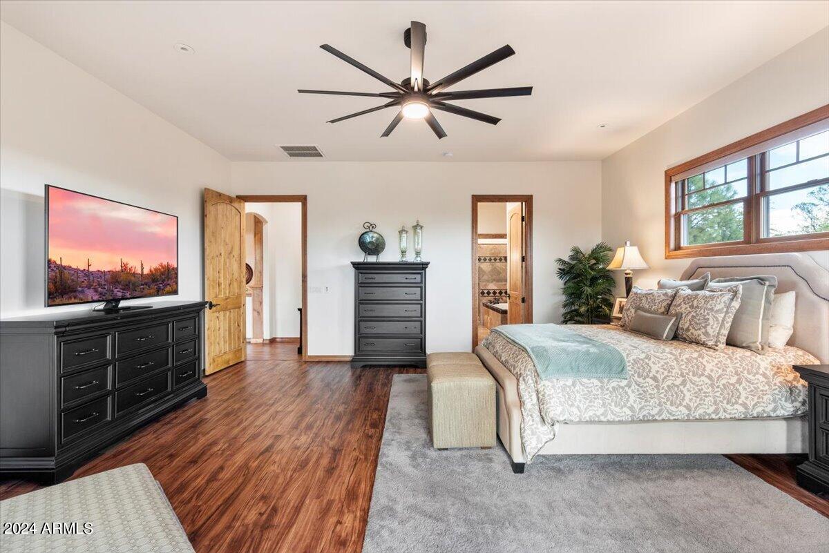 2304 E BLUE BELL Circle