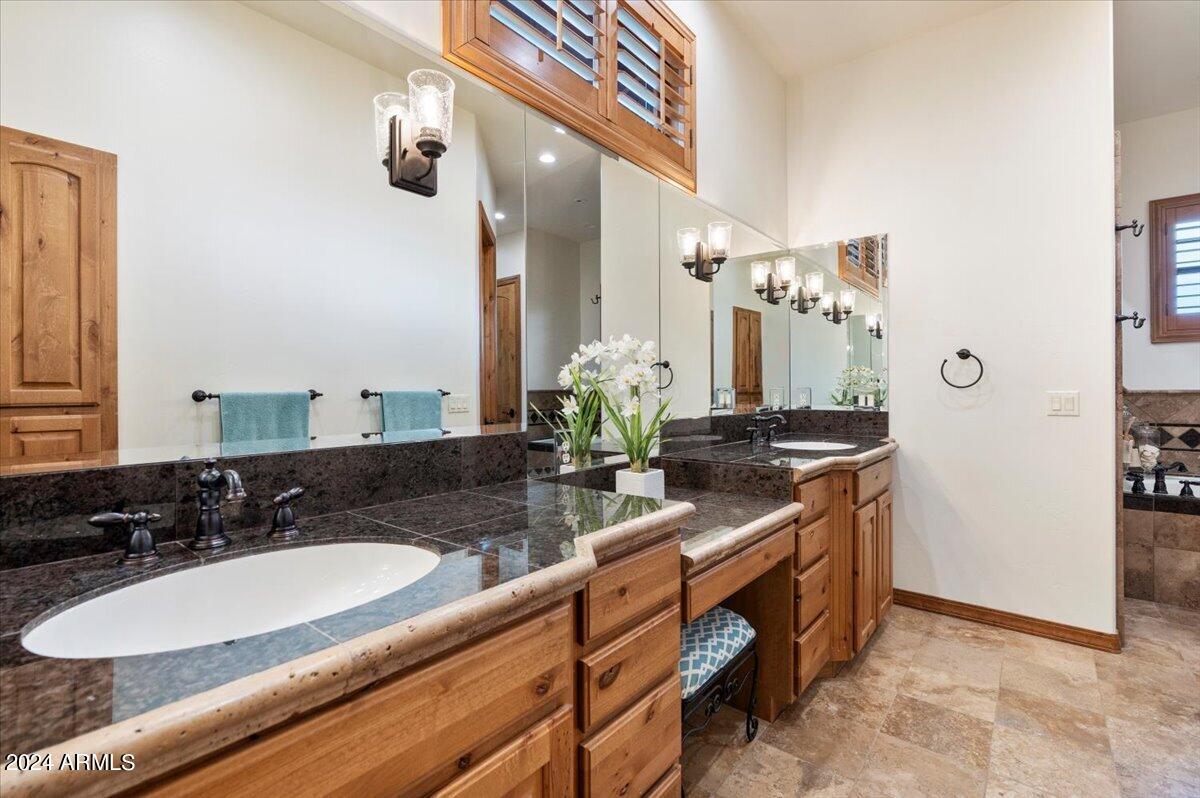 2304 E BLUE BELL Circle