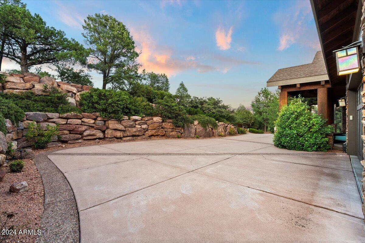 2304 E BLUE BELL Circle