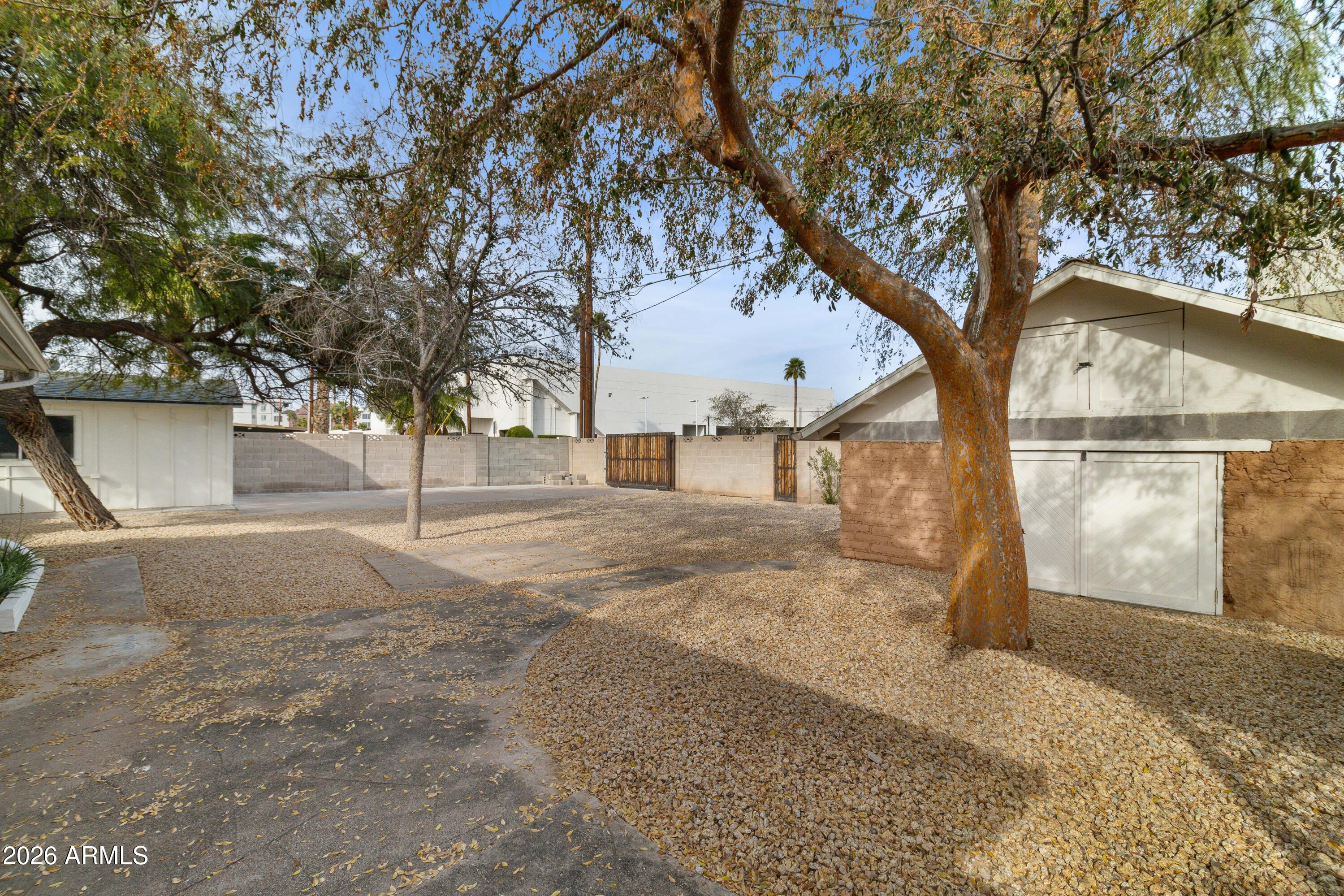 6802 E LOMA LAND Drive