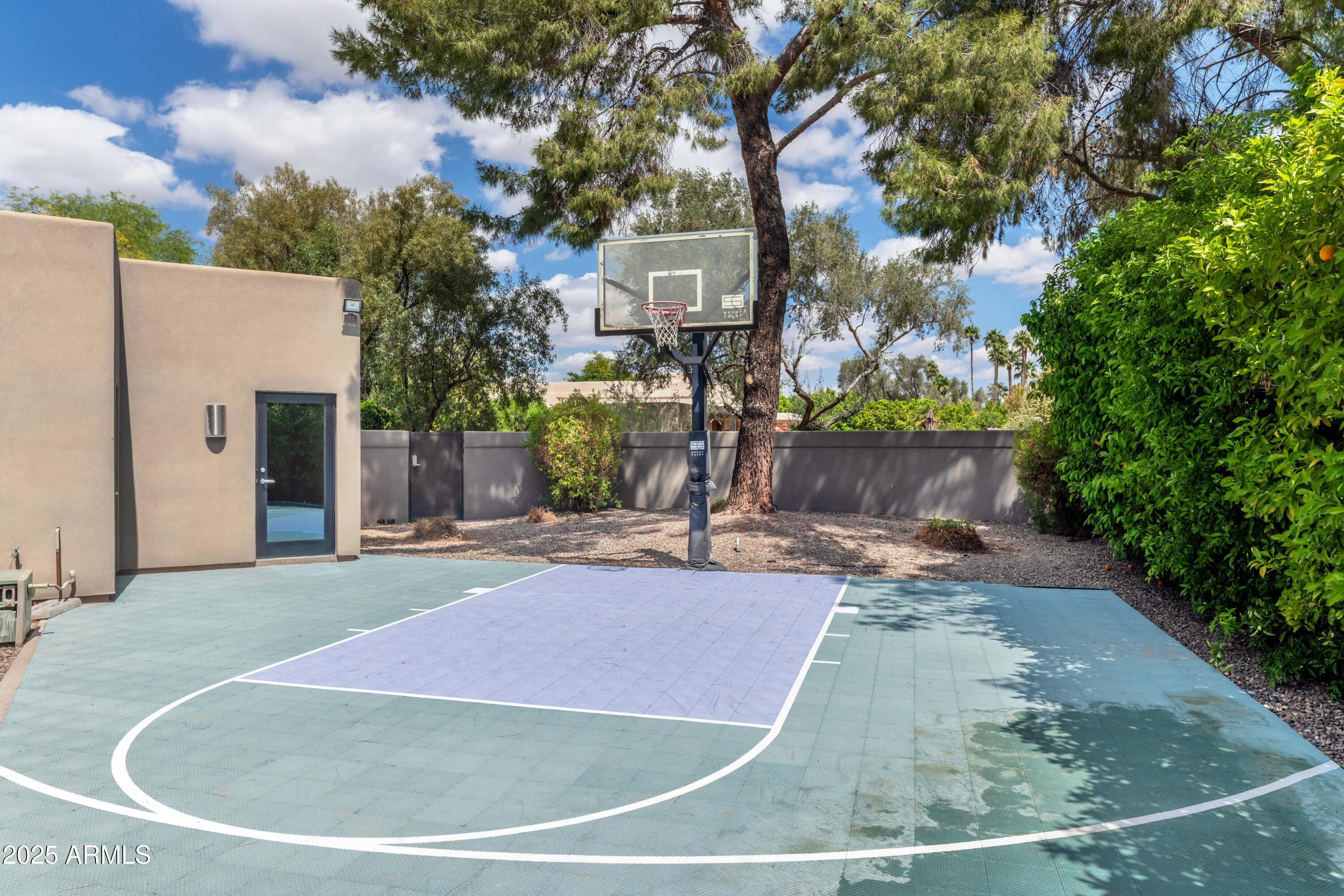 9829 N 49TH Place