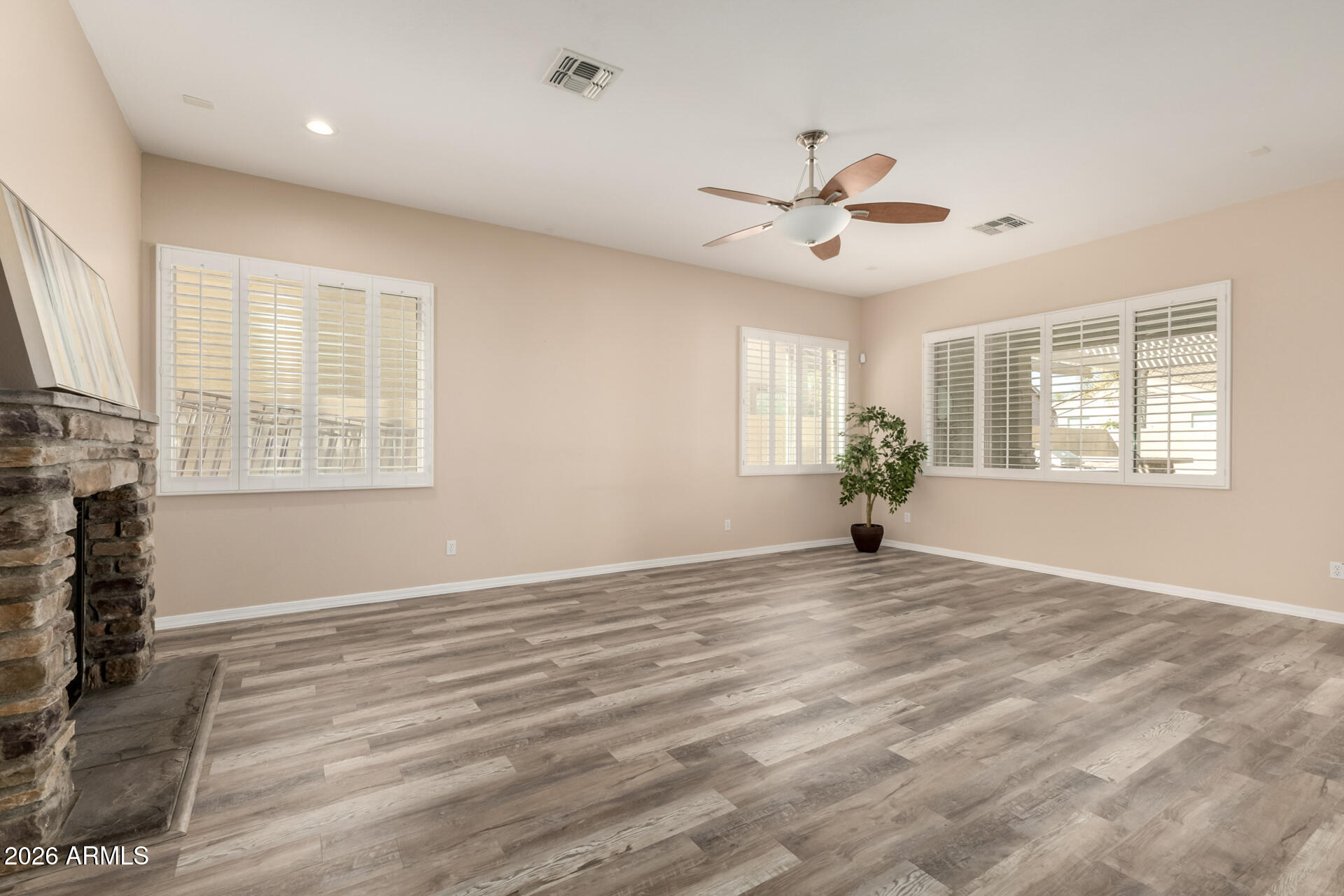 2438 E IRIS Drive