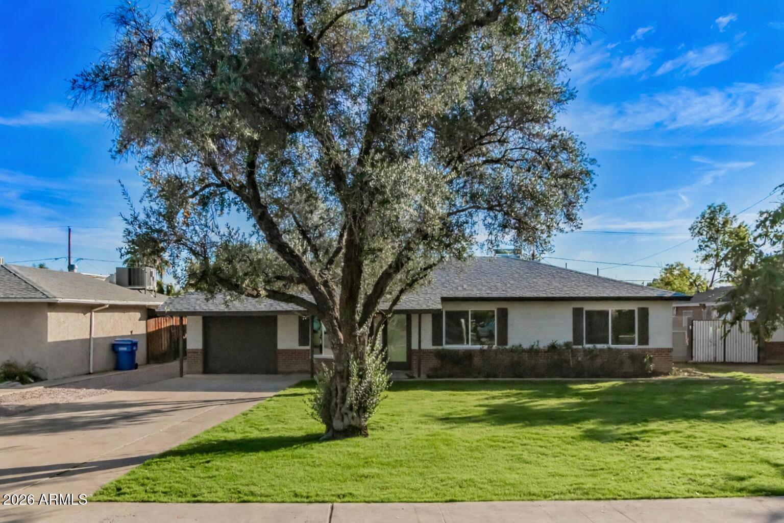1003 W MARSHALL Avenue