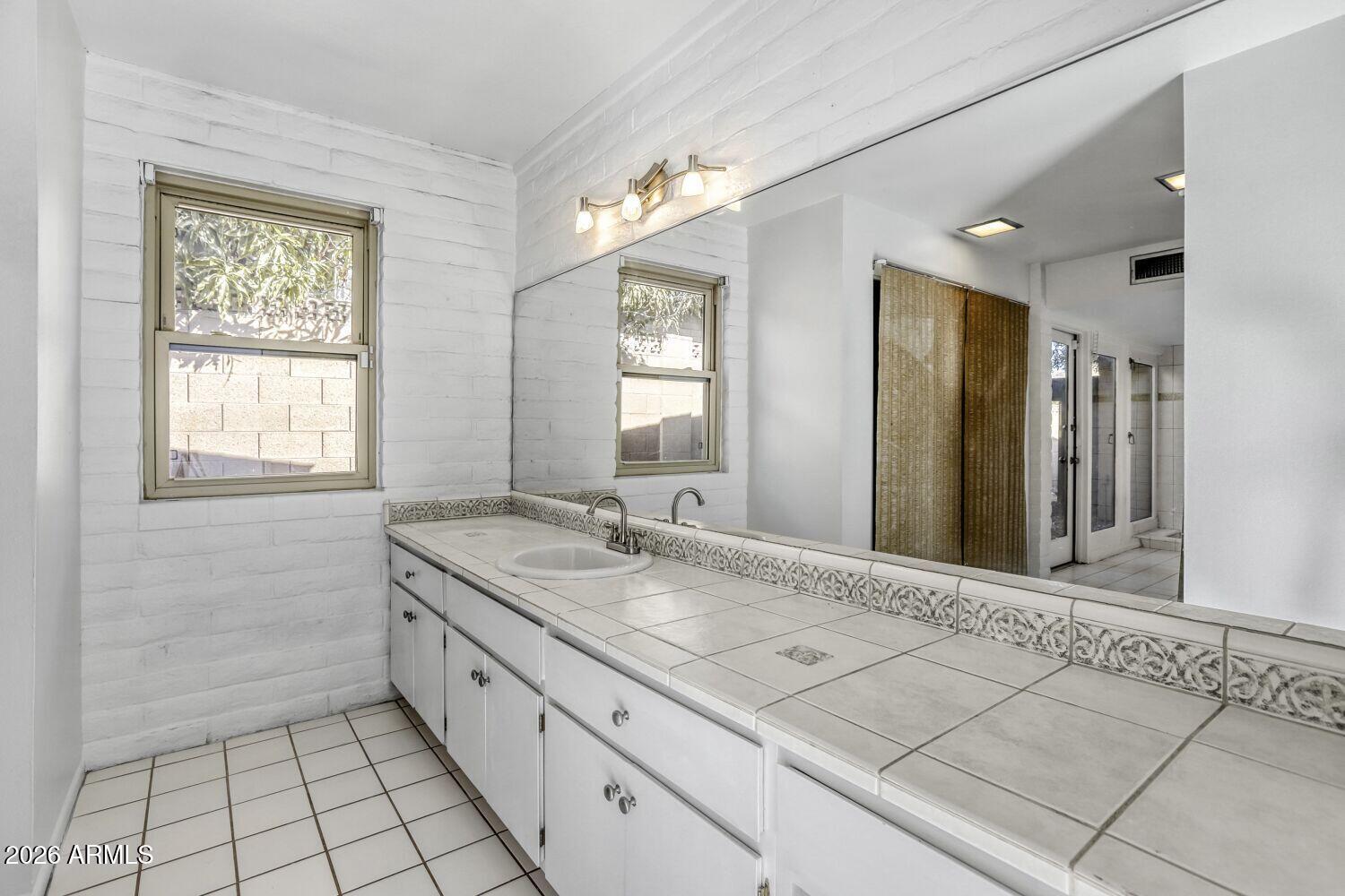 2308 E LAMAR Road