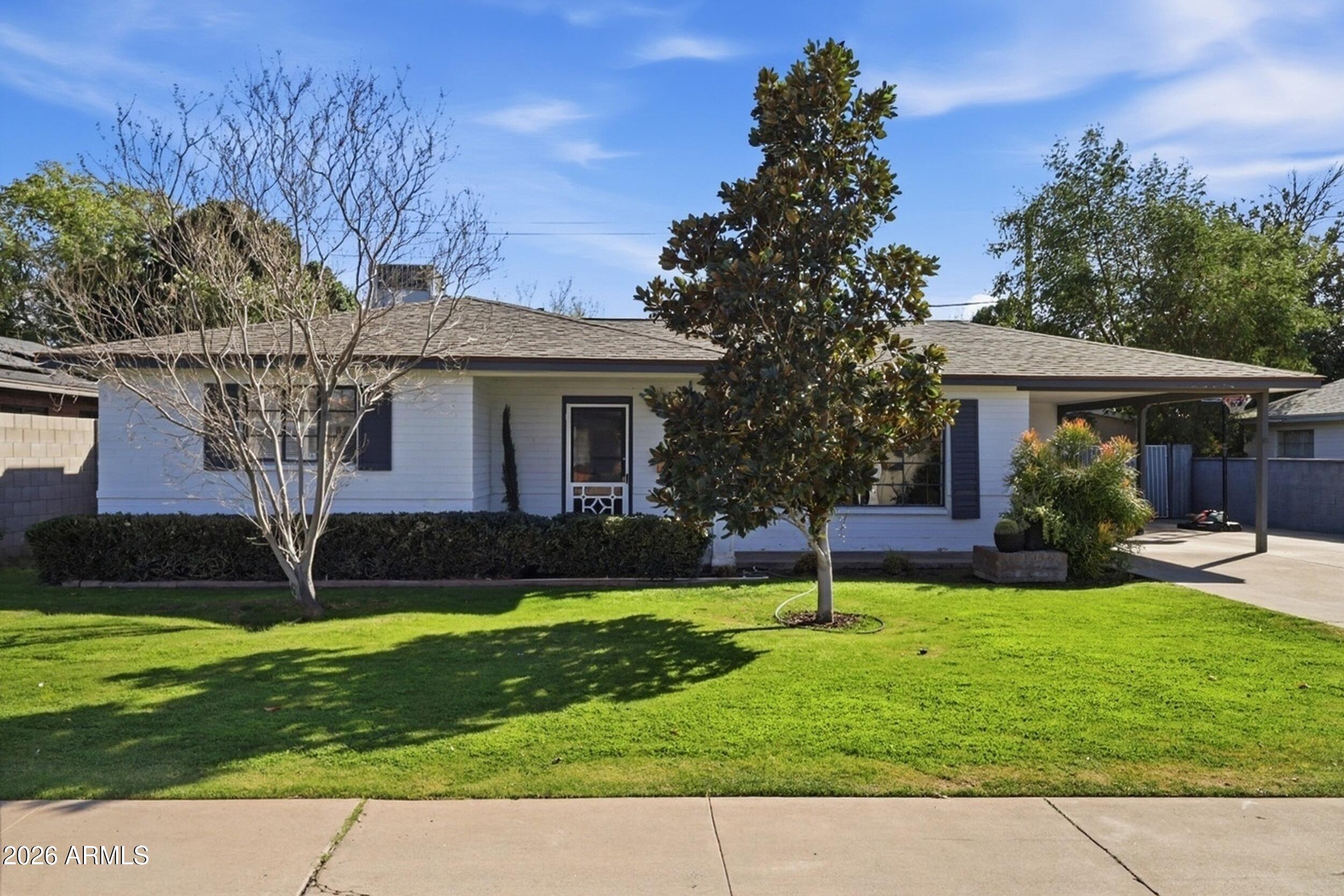 1831 E MINNEZONA Avenue