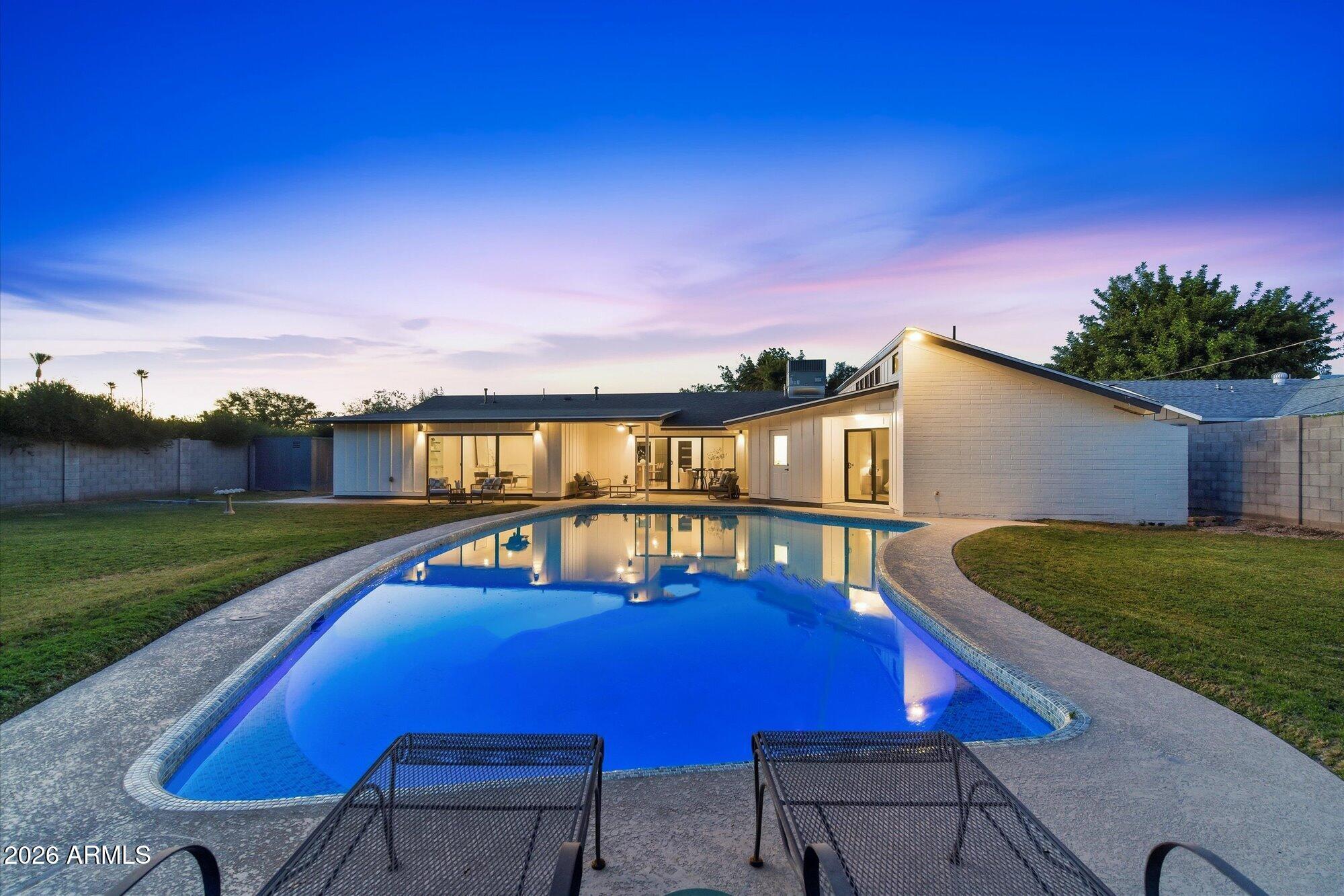 325 W LOMA Lane