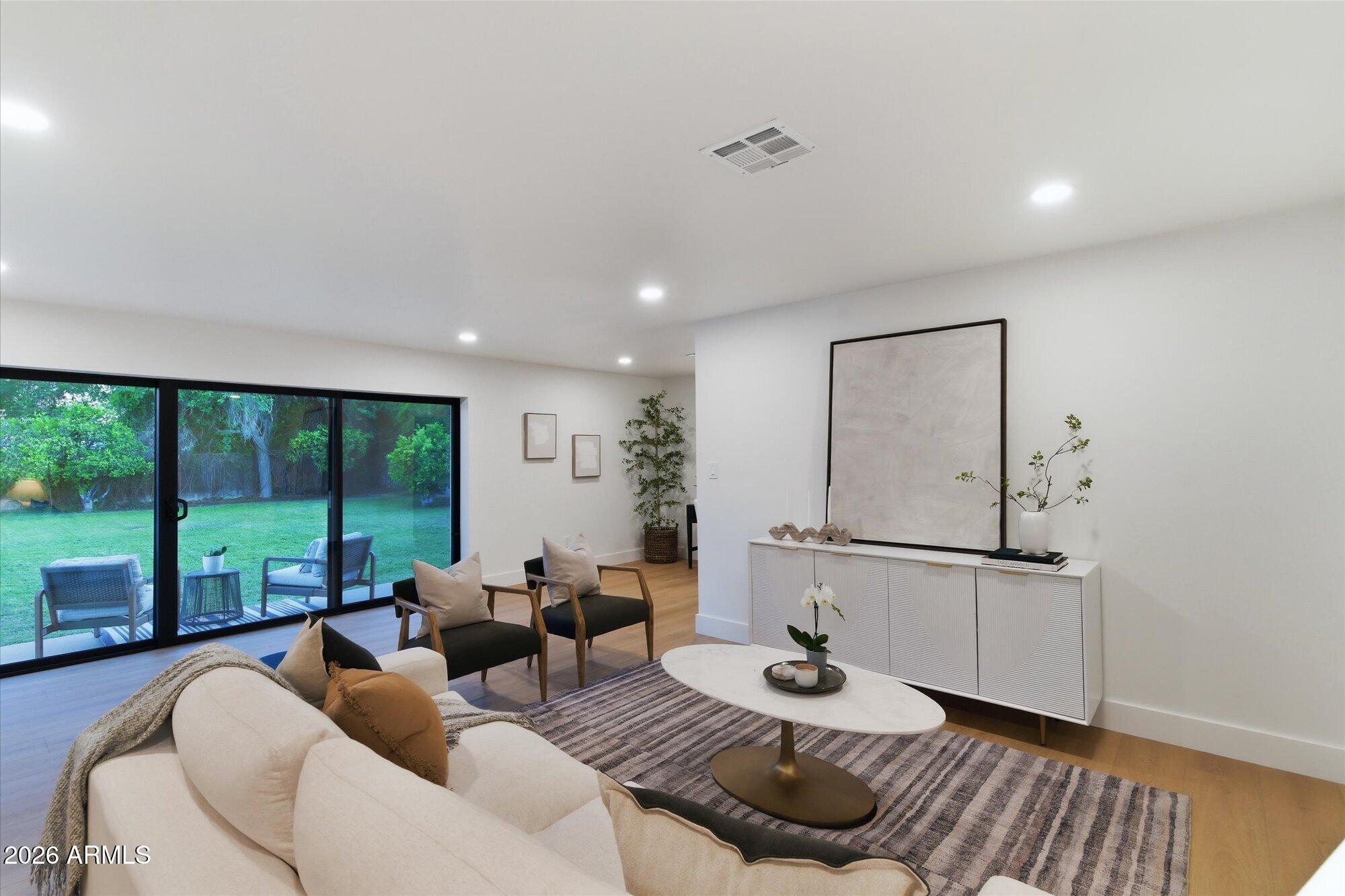 325 W LOMA Lane