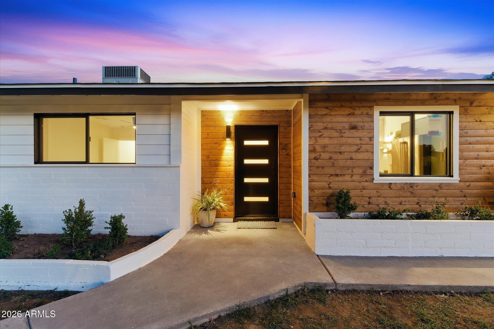 325 W LOMA Lane